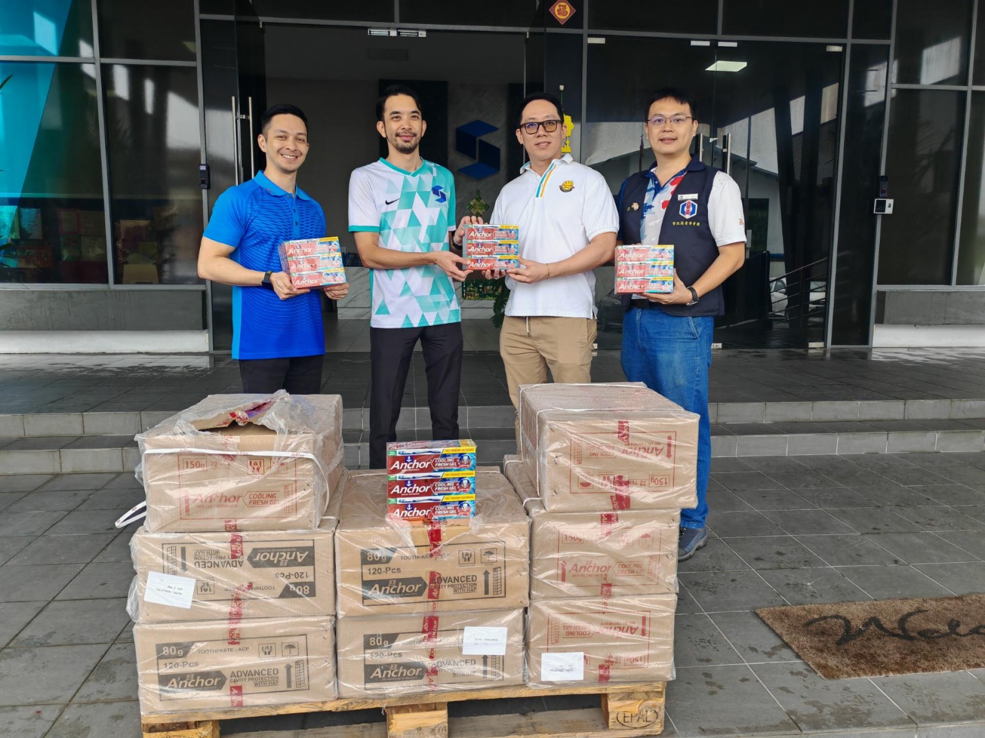 琪琳冷藏有限公司董事黄惟玄（左2）代表移交捐助品予黄氏青年团财政黄海博（右2），左为金门青年团团长黄惟嗣及右为华青福利组副组长杨敏资。