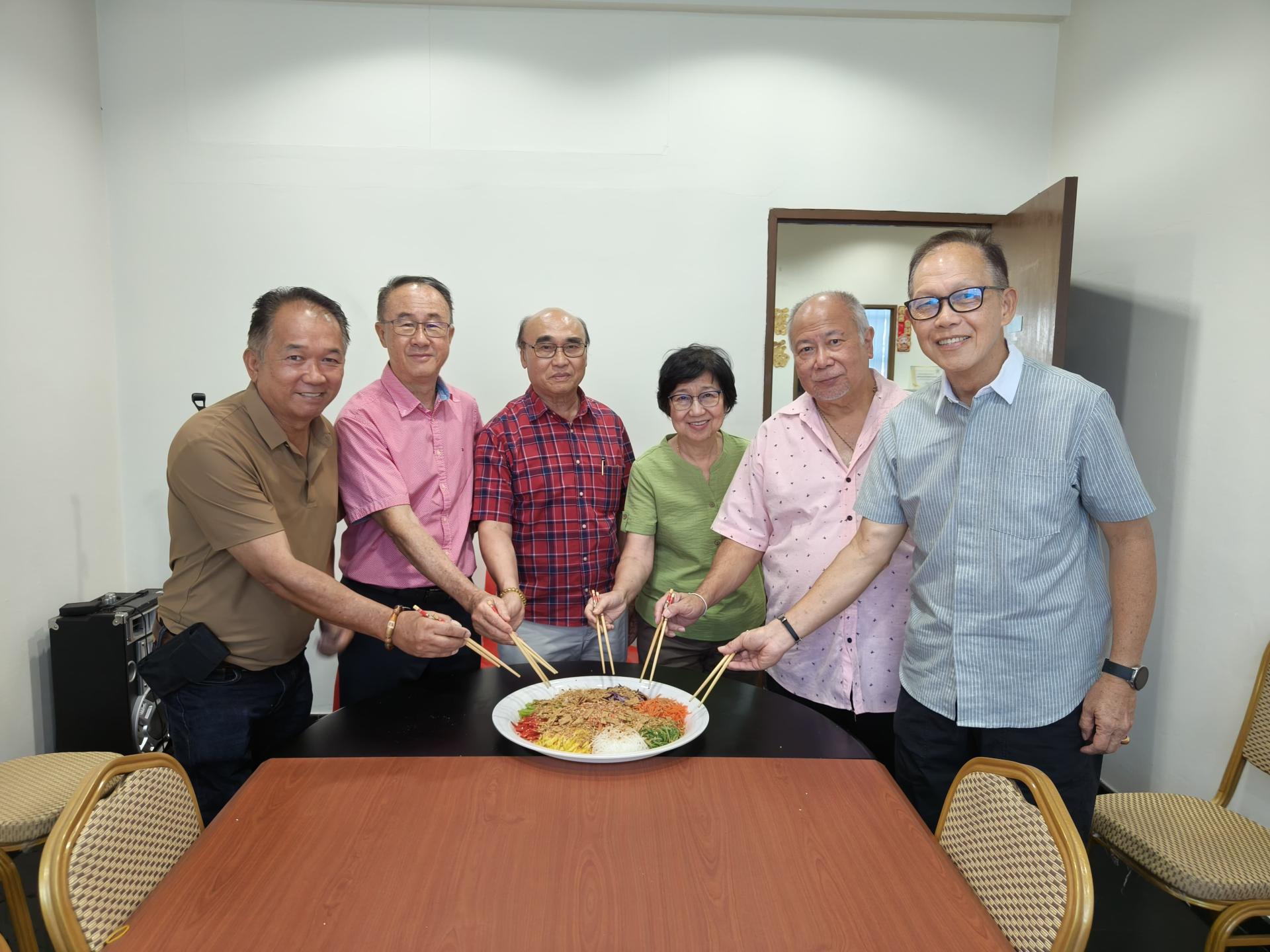 华光慈善会理事及友人一起捞生