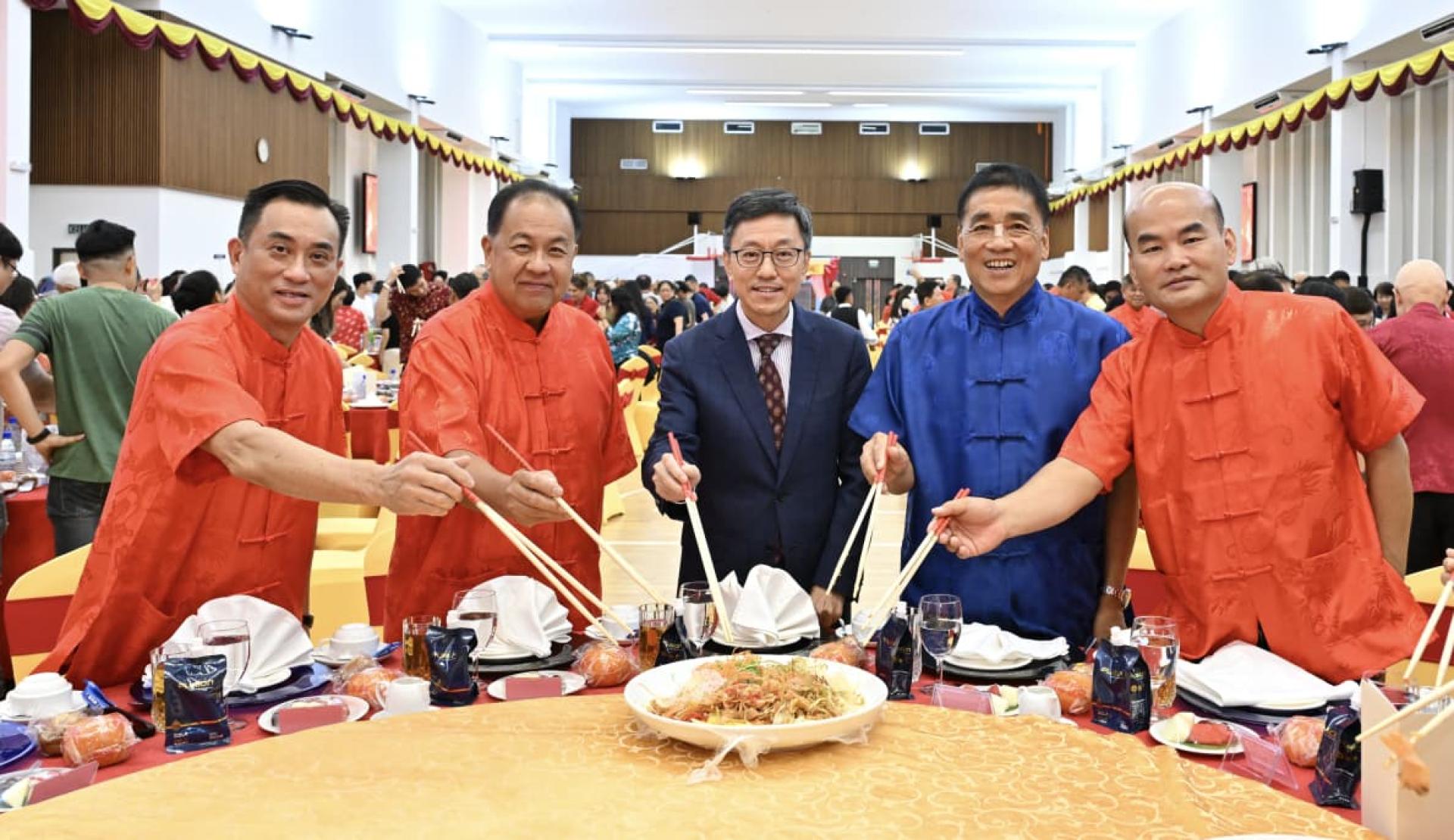 陈少春大使与刘世泉士会长、拿督张永平顾问、许钦华顾问及黄能禄会长一起新春捞生