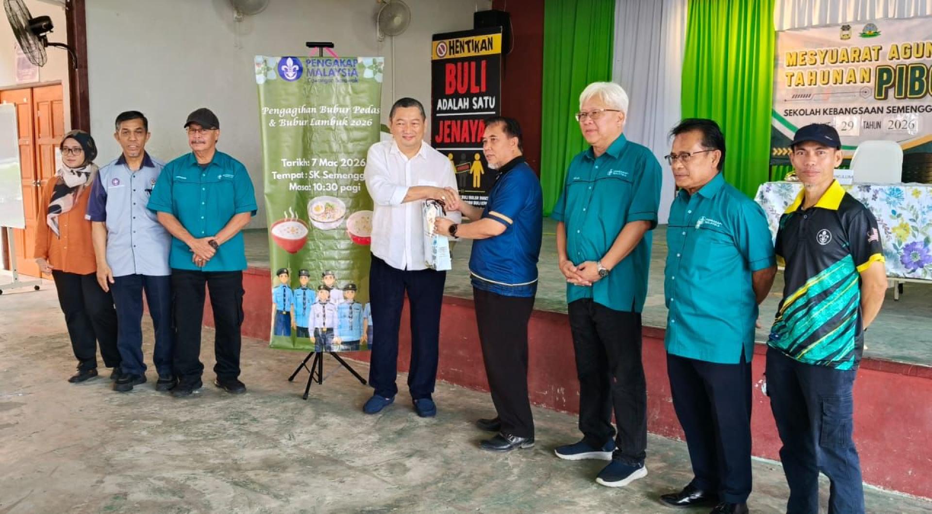 佐玛亚上校（左4）赠送纪念品予卡马罗校长；（右起）莫哈末纳查理，梅托迪尔及林文明。（左起）达央苏海拉，尤索夫及再努丁。