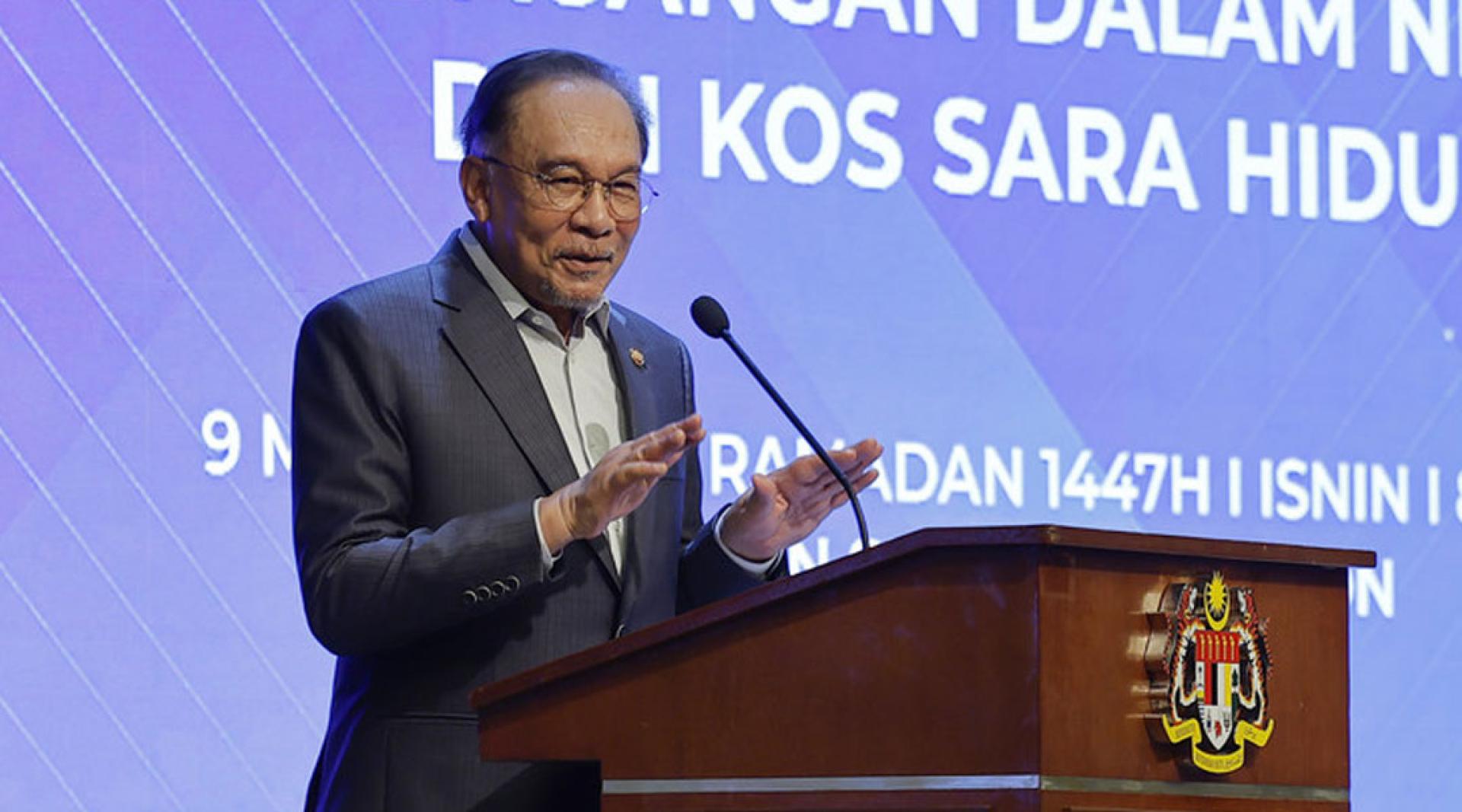 安华表示，来自沙砂的学生很多，因此政府会继续推进FLYsiswa。