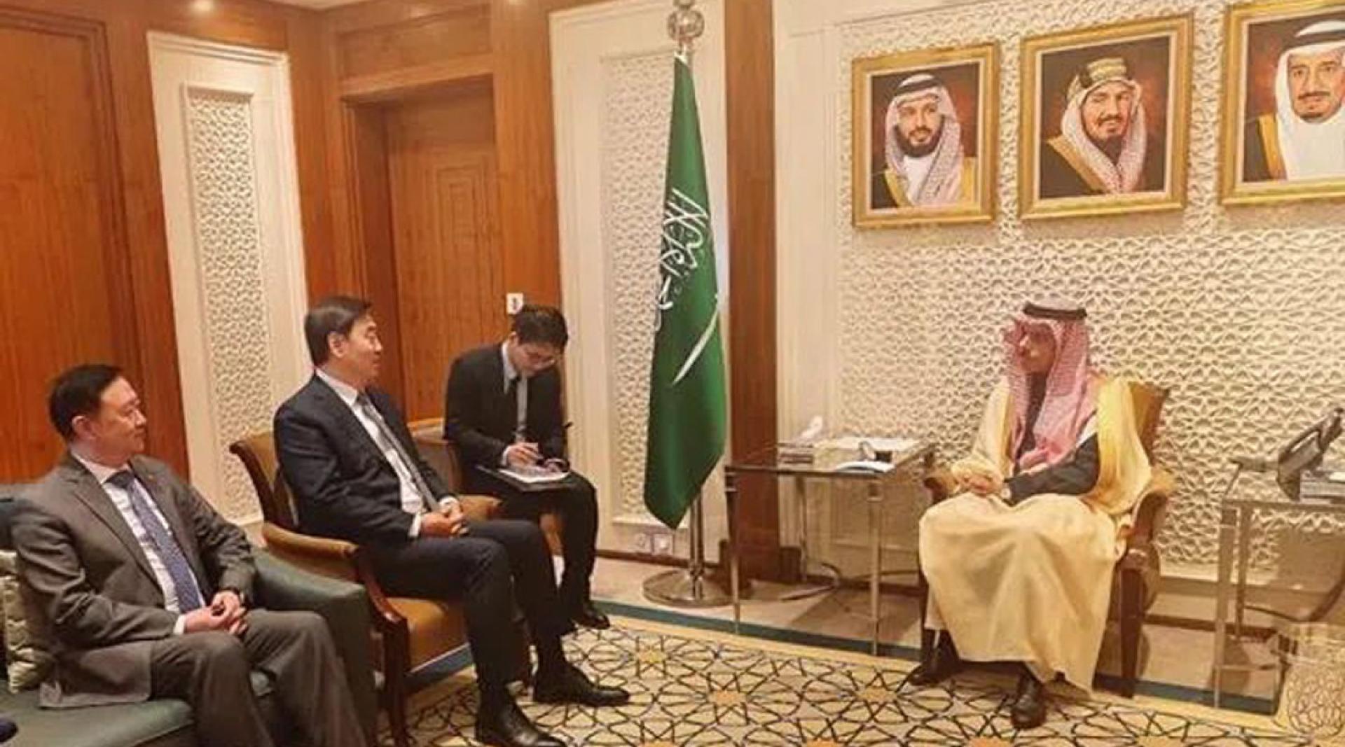 中国政府中东问题特使翟隽（左二）8日与沙地外长费萨尔（右）会面。