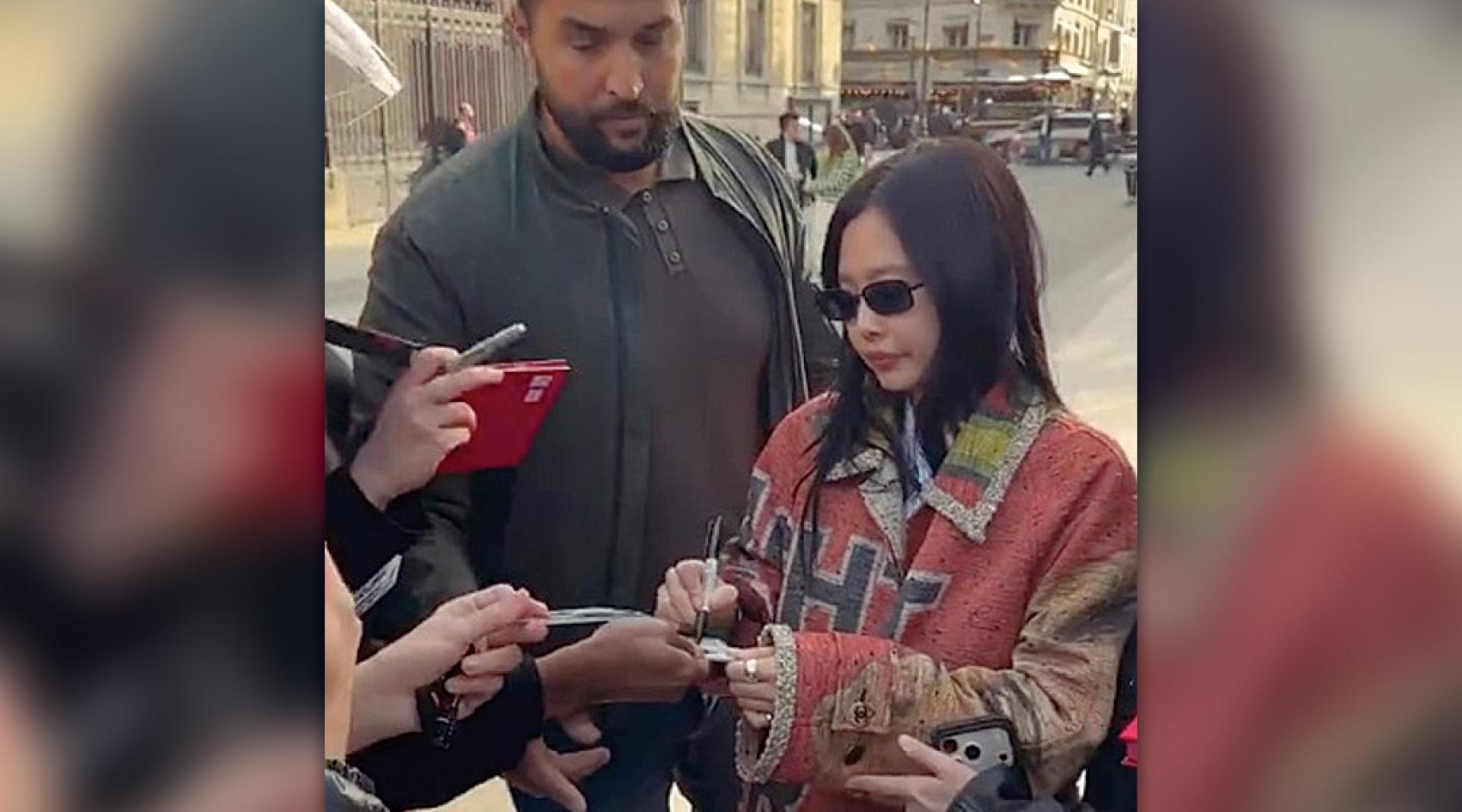 Jennie在巴黎街头被围堵索取签名。