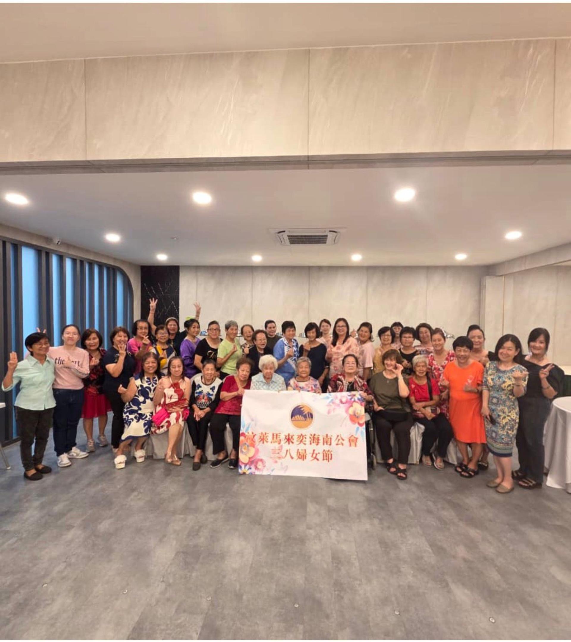 参与三八妇女节活动者合影