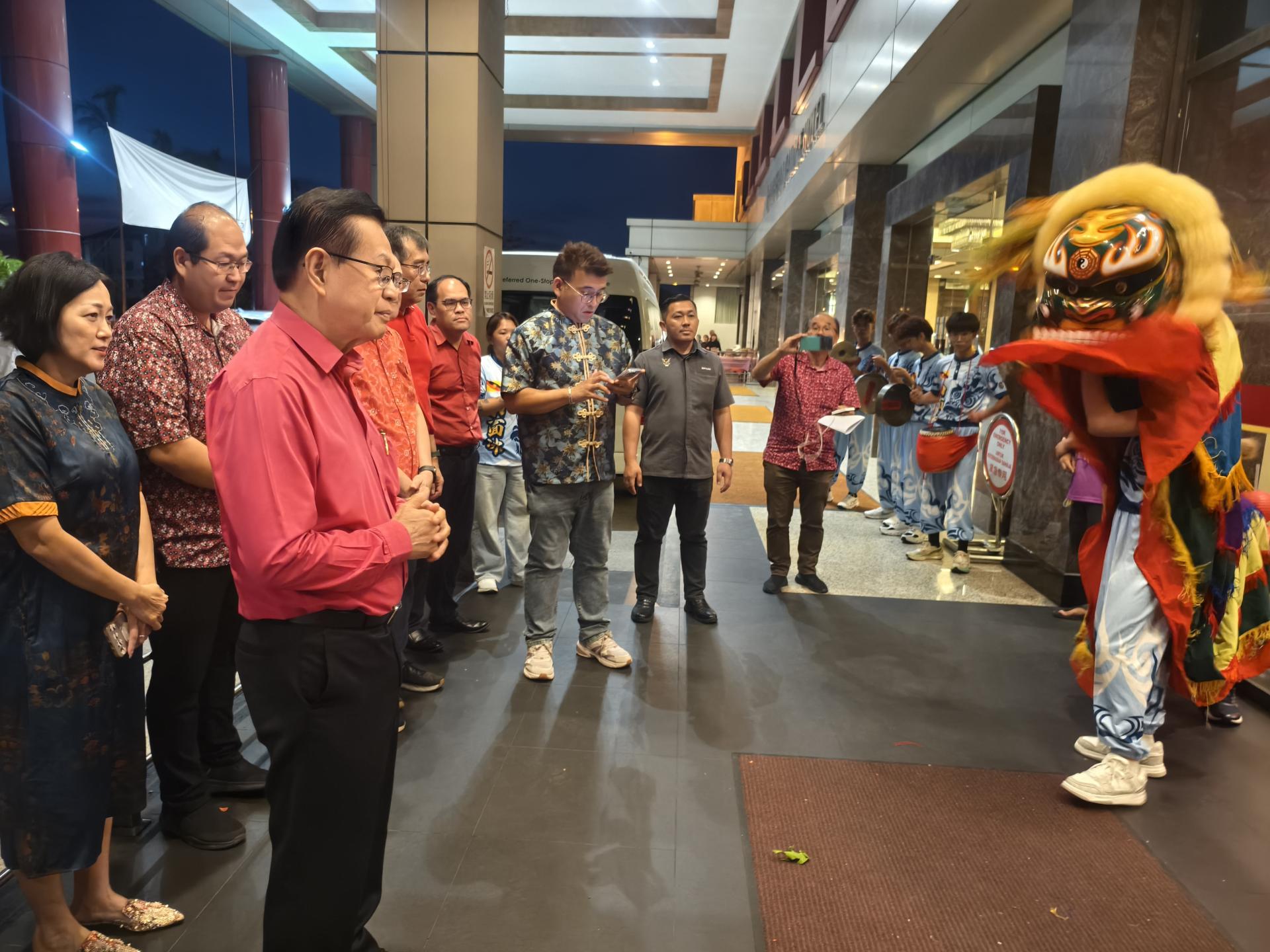 客家青狮王迎接美里客家公会会长拿督斯里李景胜的到来。