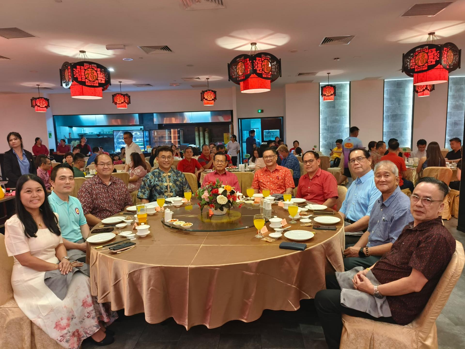 主宾桌嘉宾合影留念。右起美里客家公会副主席兼美里广宁公会会长邵米华、副主席兼美里大埔同乡会主席谢广发、副主席兼美里龙川同乡会主席杨日青、理事兼青年团团督杨万勇、主席江先柱的代表副会长江山河、砂交通部长兼美里客家公会会长拿督斯里李景胜、青年团团长兼筹备会主席陈政锖、宣传主任兼青年团署理团长张鸿亮、副主席兼美里嘉应五属同乡会主席张嵻洺及青年团秘书兼前团长刘丽美。