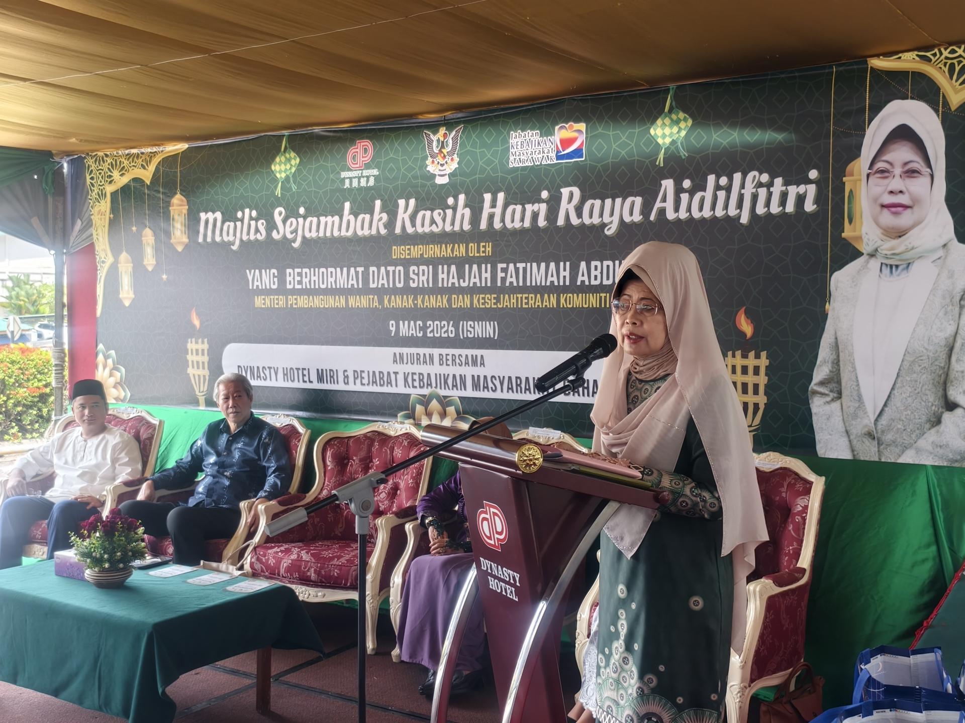 砂拉越妇女、儿童及社区福祉发展部部长拿督斯里陈赛明为“2026年开斋节爱心活动”主持开幕致词。