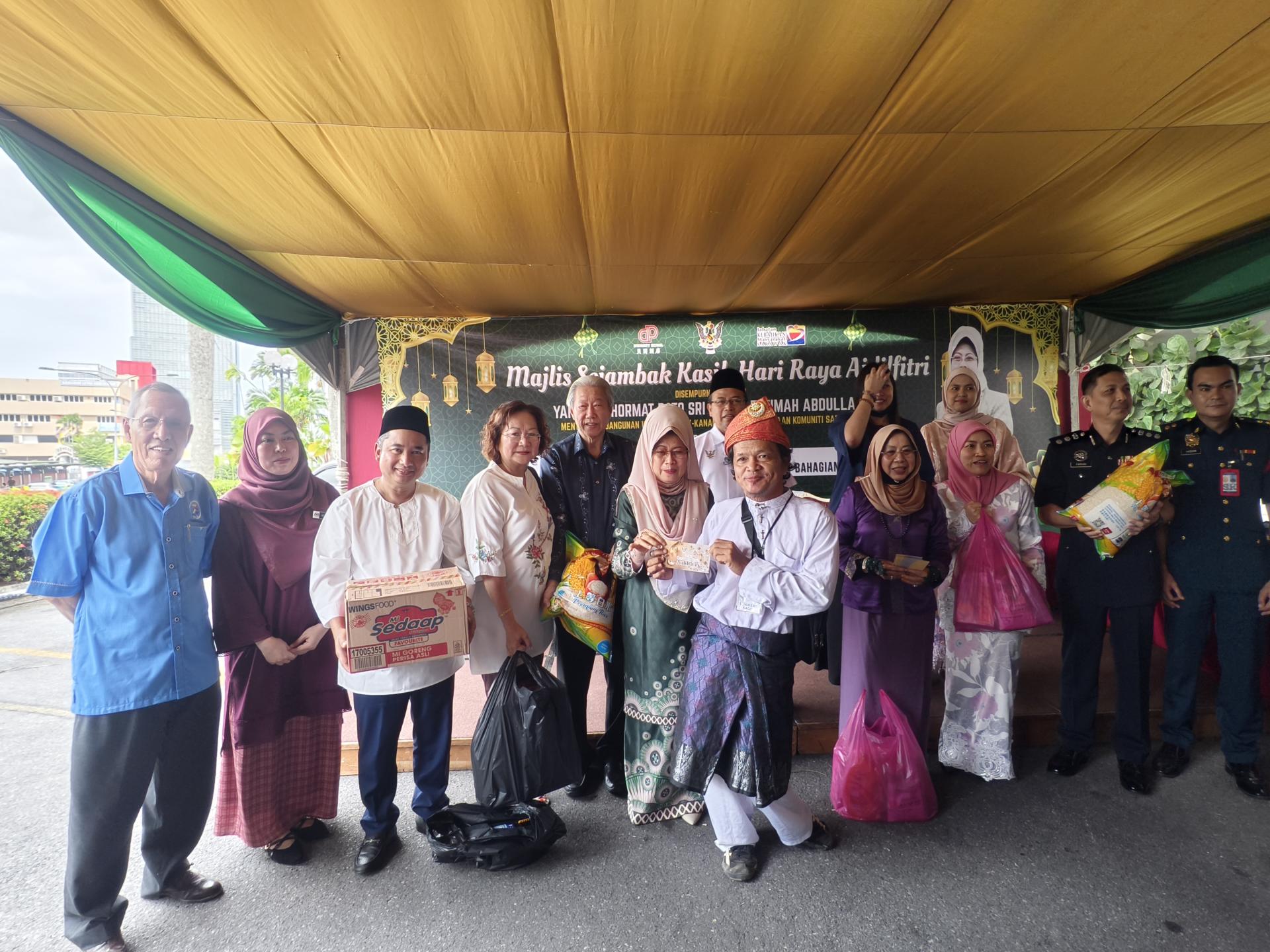 砂拉越妇女、儿童及社区福祉发展部部长拿督斯里陈赛明为开斋节“爱心关怀计划”（Sejambak Kasih）活动主持开幕，并移交青包和物资给受惠者。左5为贝园酒店董事经理贝清湛，左4为本固鲁方凤金。