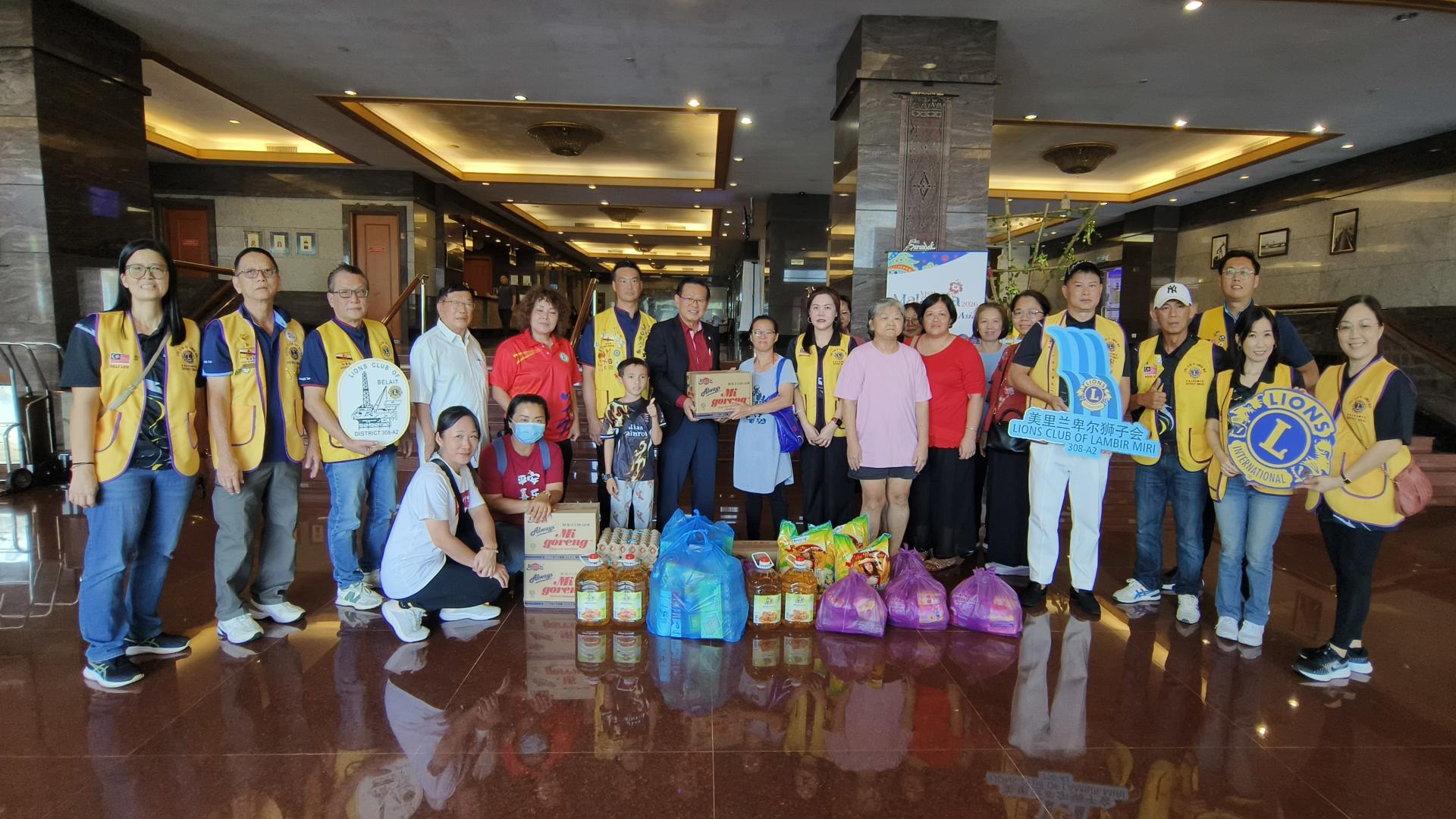 兰卑尔狮子会与马来奕狮子会向10位单亲妈妈捐助生活物资，由拿督斯里李景胜（左7）移交物资及见证。在场者包括第4专区第11分区主席刘丽君（左1）、馬來奕獅子會前任会长暨全球服务团队GST协调员張曾欽（左3）、美里单亲妈妈咨询中心主席甲必丹郑敦明（左5）、馬來奕獅子會第一副会长张茂枝（左6）、兰卑尔獅子會会长江丽蓉（左9），以及狮子会成员合影。
