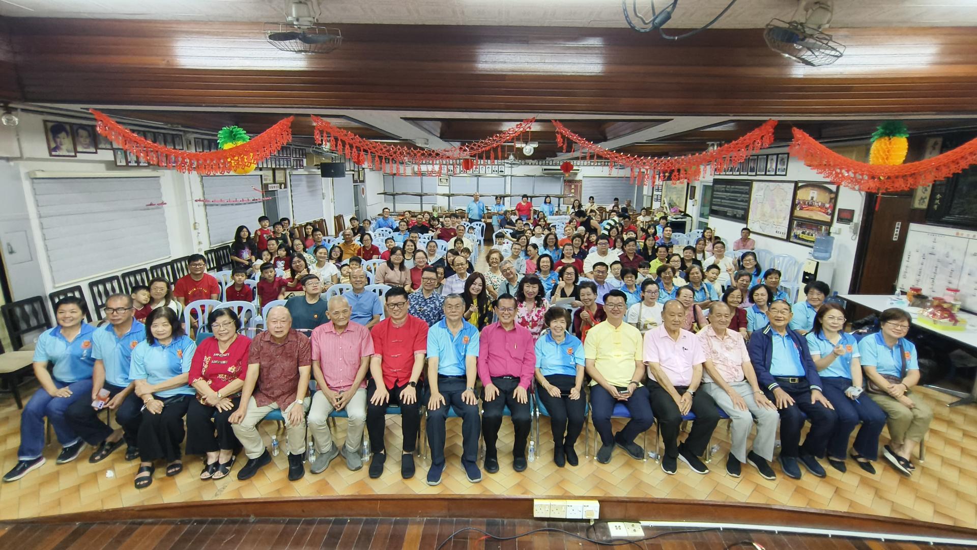 右6起为砂旅游副部长拿督陈超耀代表刘奕杰市议员、筹备会主席兼妇女组主任蔡素芳、主宾砂交通部长拿督斯里李景胜、美里河婆同乡会会长蔡传创、美里市市长兼埔奕区州议员俞小珊代表范宏祥市议员、天猛公杨惠生，与出席“2026丙午年新春团拜”的乡亲及嘉宾合影。