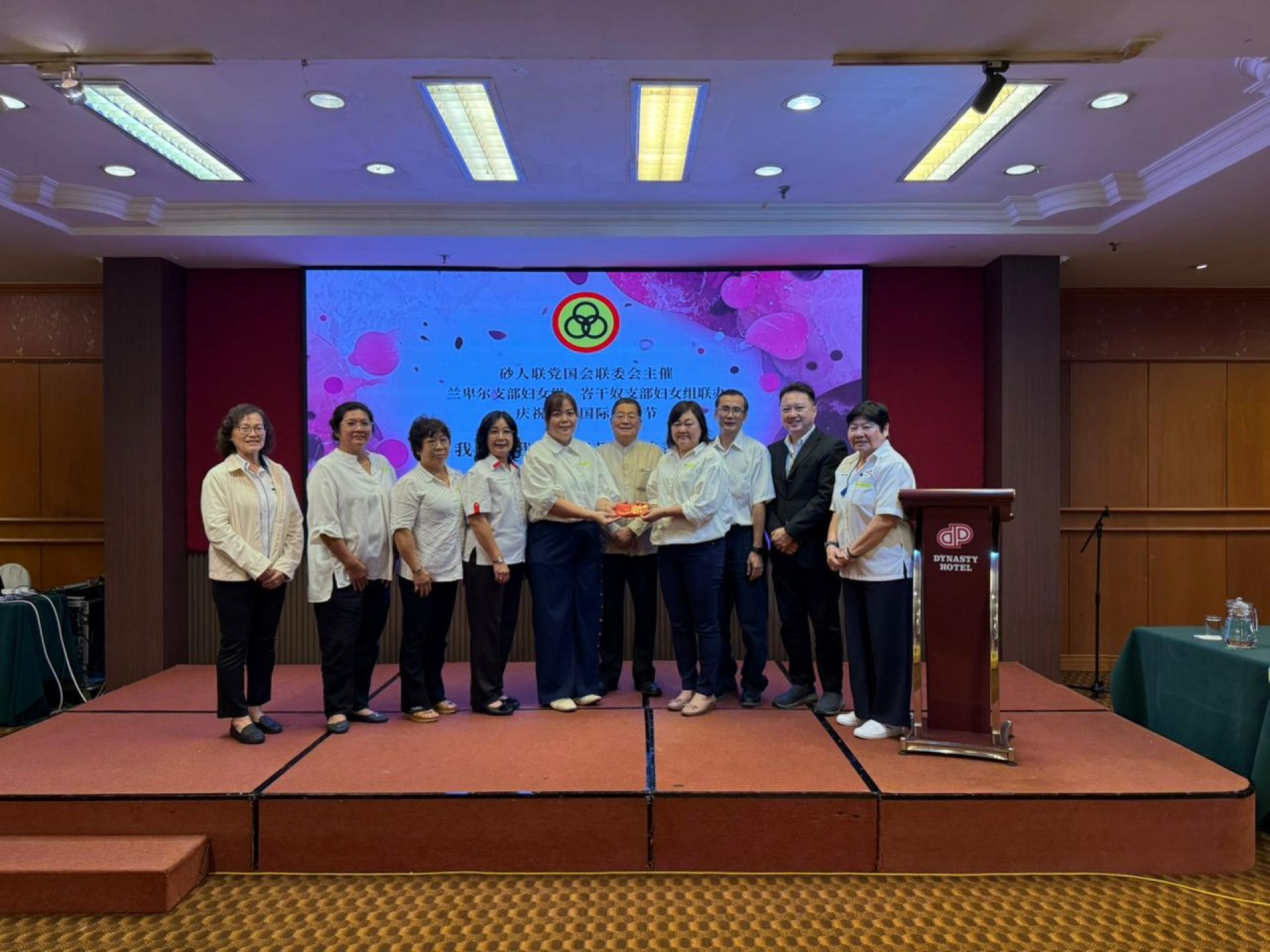 现场乐捐筹得善款1668令吉移交美里唯心乐园。由兰卑尔支部妇女组主任黄秀华移交予唯心乐园理事梁美琴，拿督邓伦奇律师见证。