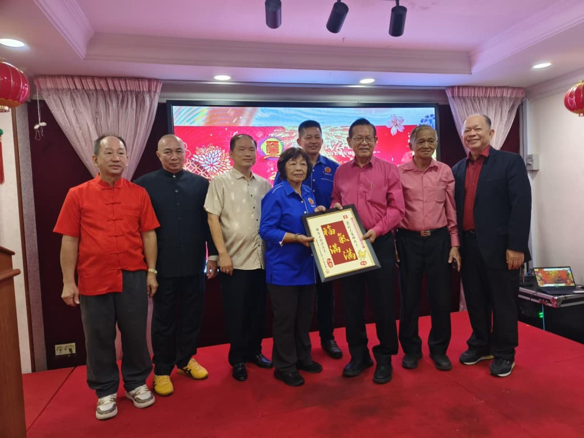 筹备会主席詹淑莺（左4）赠送纪念品予砂拉越交通部长拿督斯里李景胜。右4为美里詹氏公会主席詹云洲。