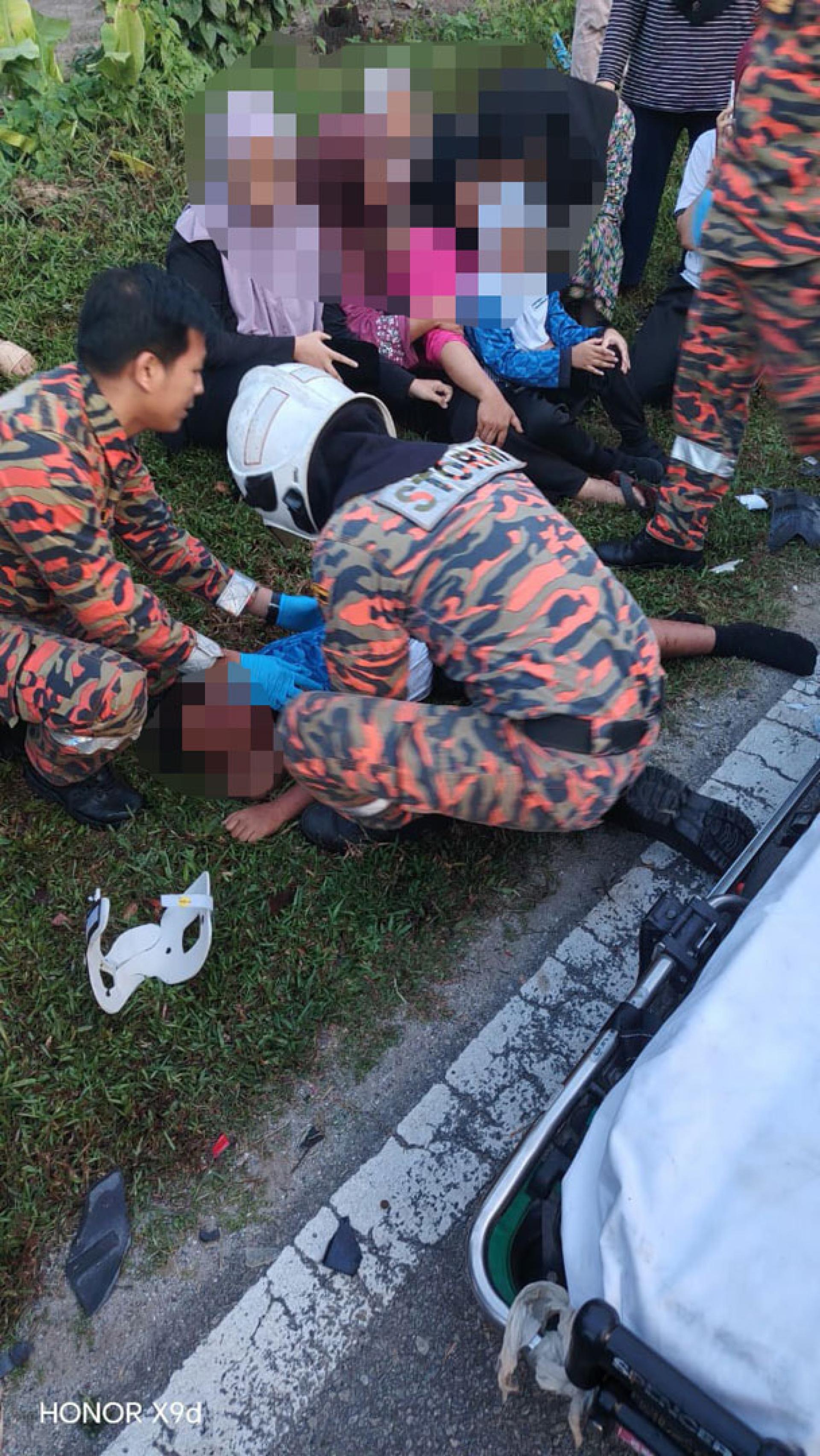 消拯员为其中一名受伤学生提供初步救援。