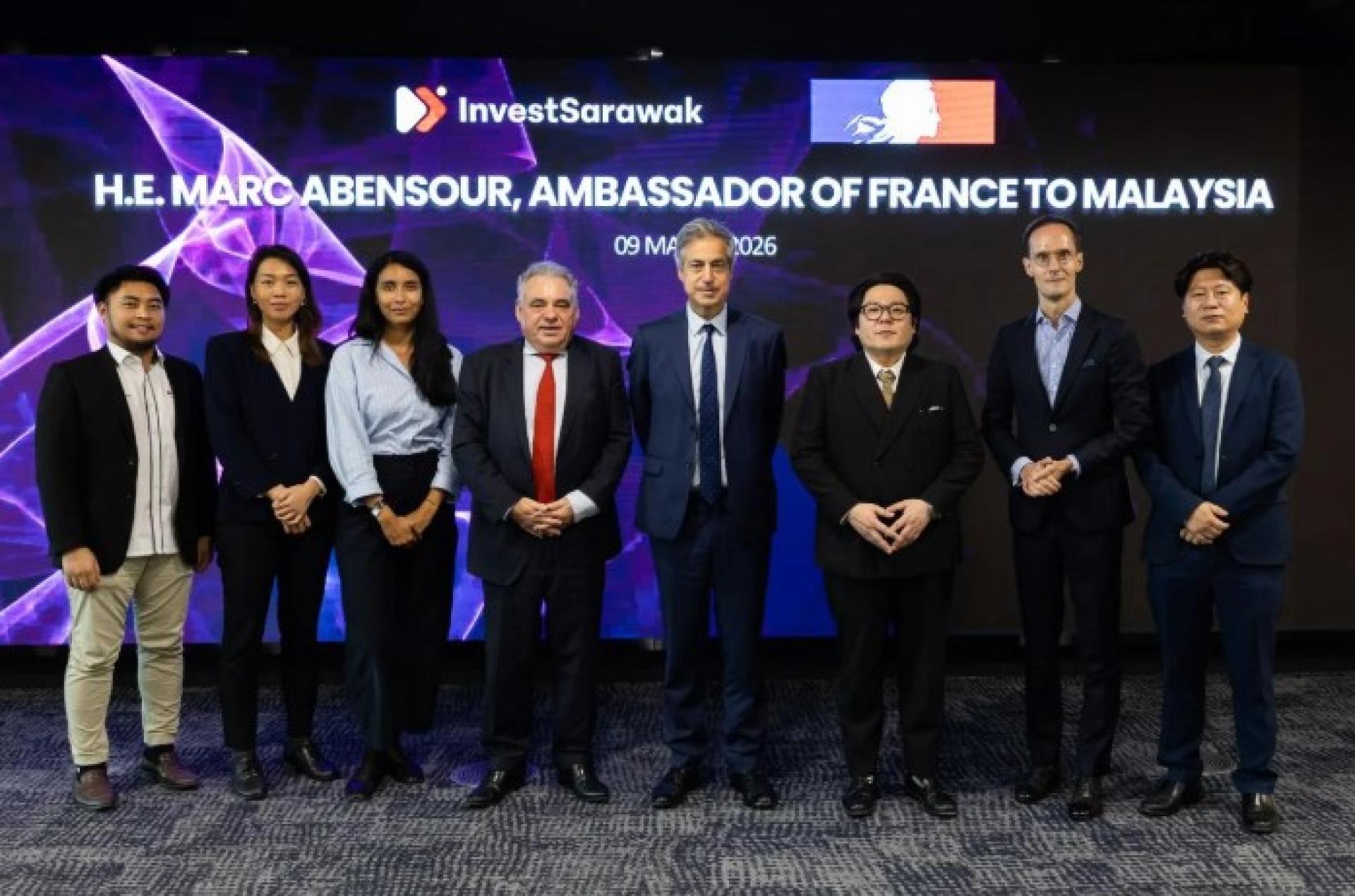 左4起为Navet、Abensour、Ong及Ambrosio在古晋Hikmah Exchange的InvestSarawak总部会面后合影。