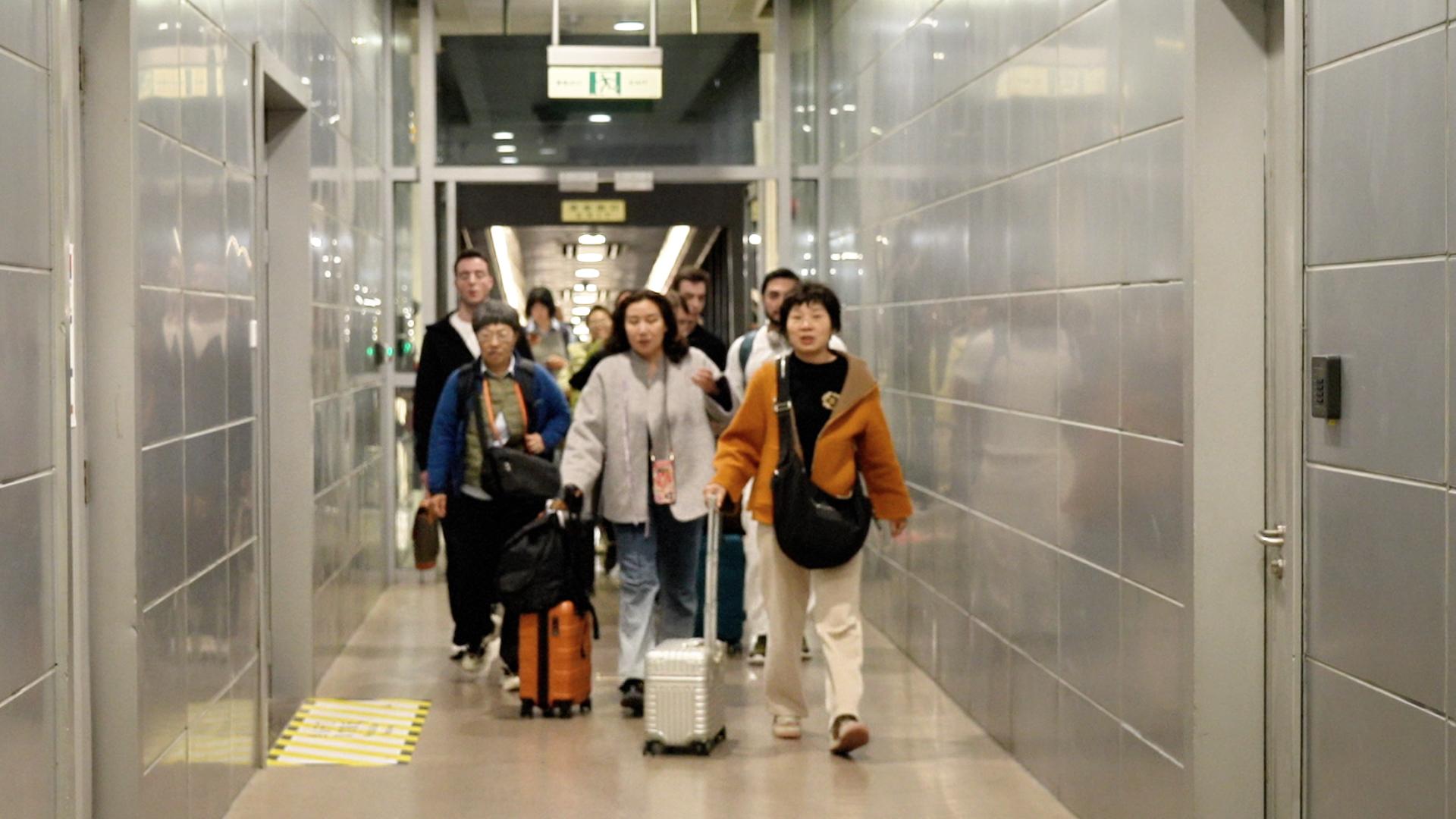 3月10日4时许，搭载70余名台湾同胞的MU704航班抵达上海浦东国际机场。