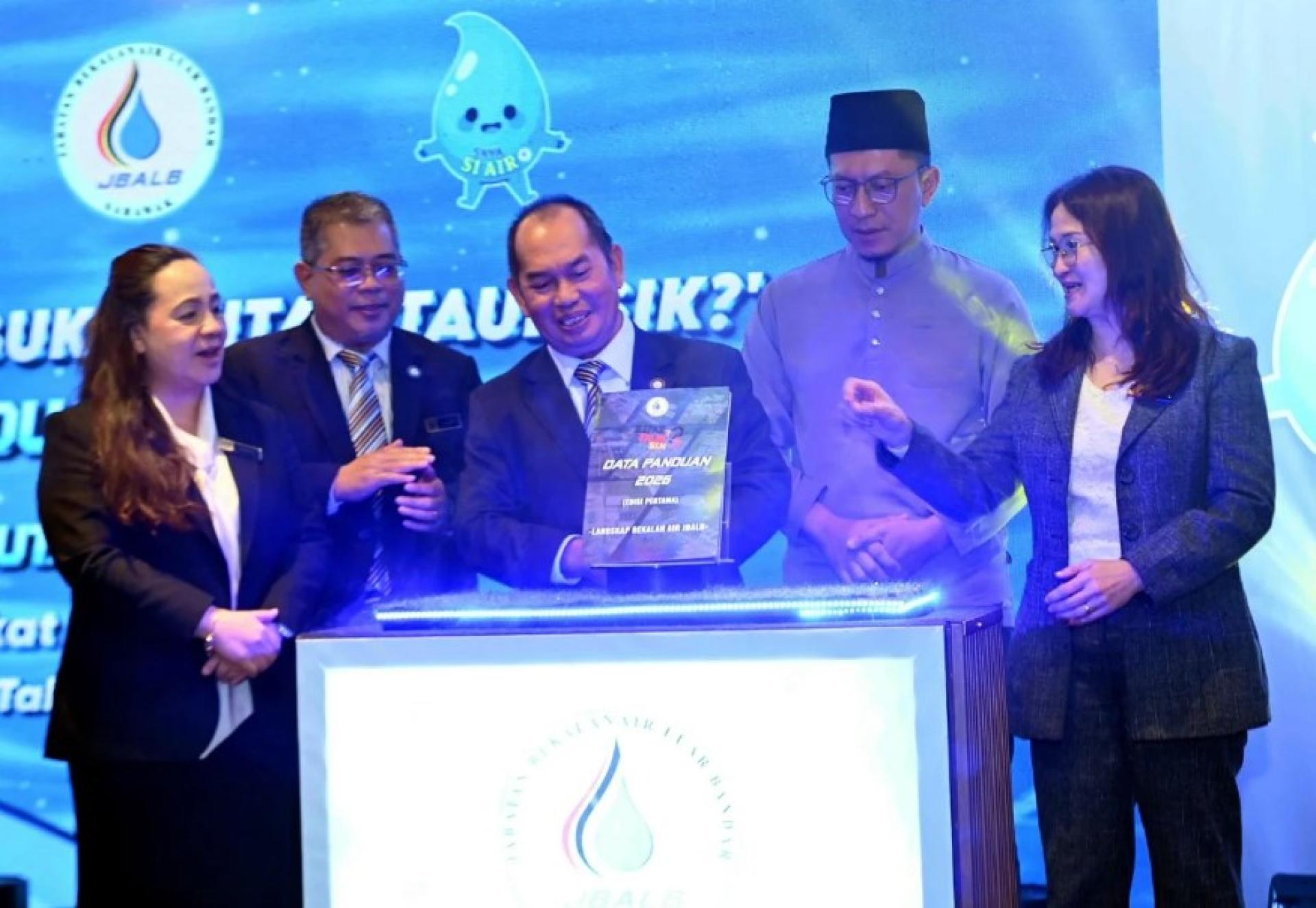 艾哈迈德赛里欣（中）在砂拉越JBALB 2026年世界水日庆祝活动上，为首版《Kitak Tauk Sik》指南书主持发布仪式，地点为古晋Raia酒店及会展中心。