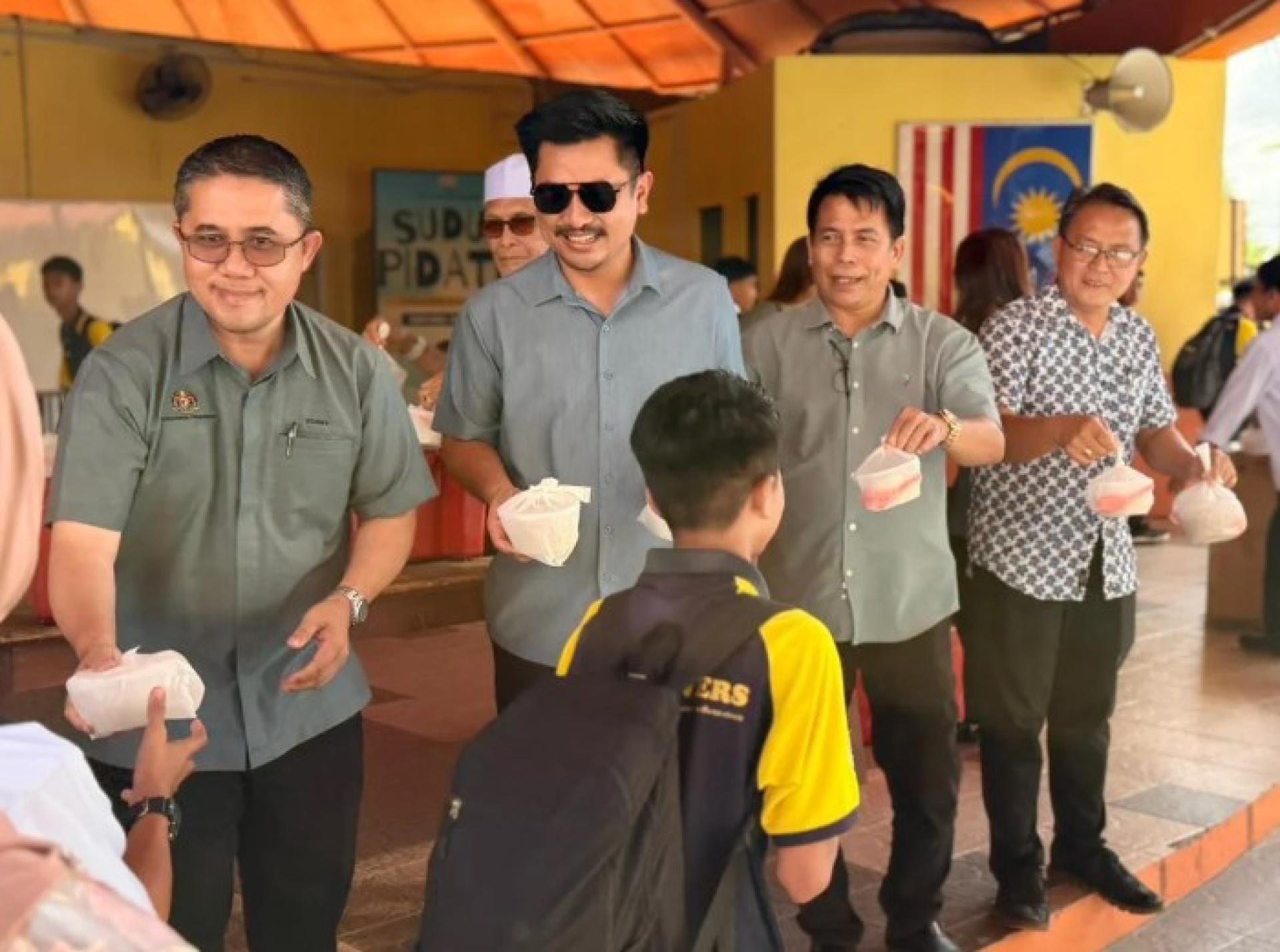 昨日三河中学师生热烈参与开斋粥派发活动。