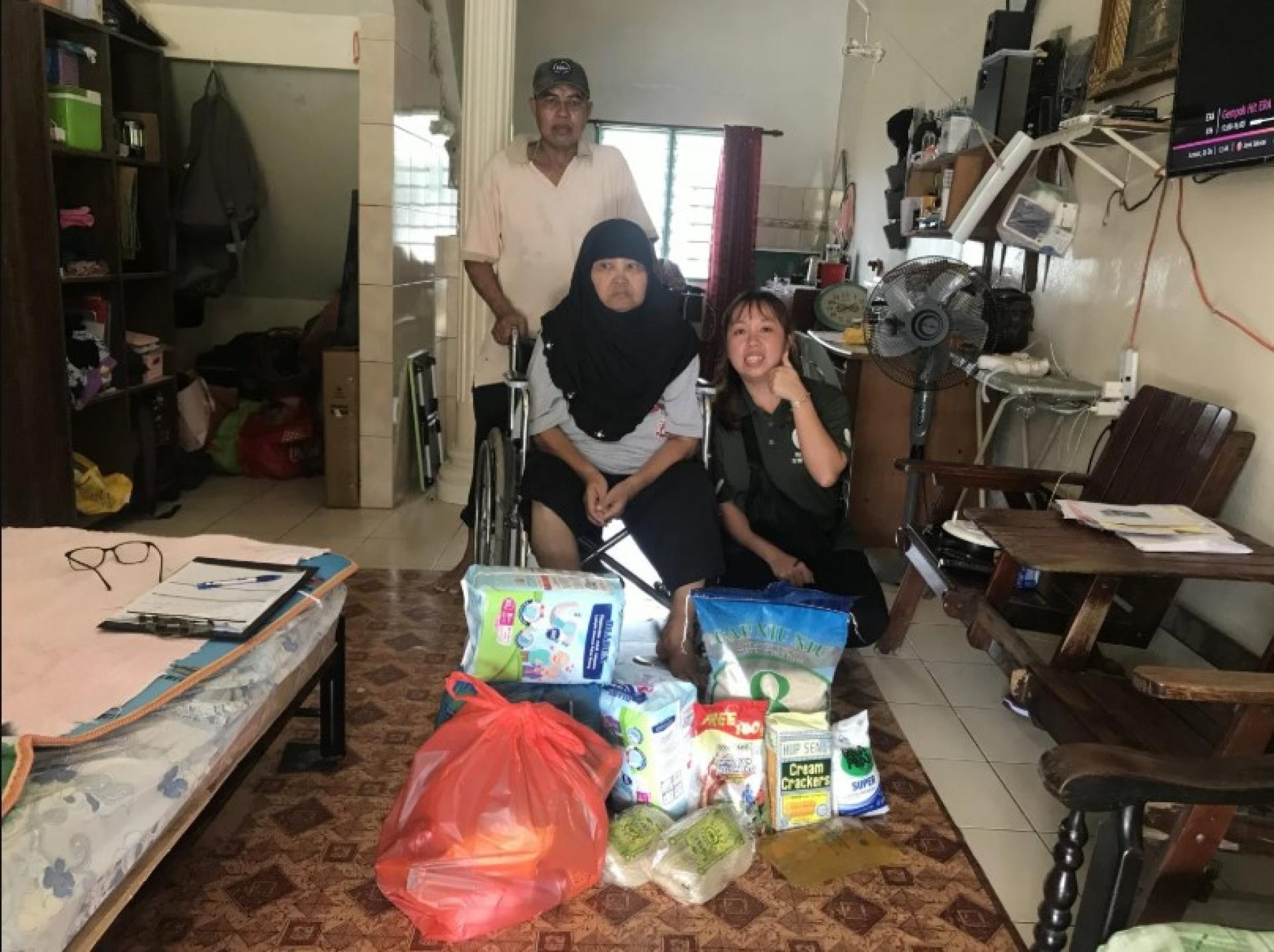 左起：罗哈娜与丈夫及希望之家成员玛丽温。