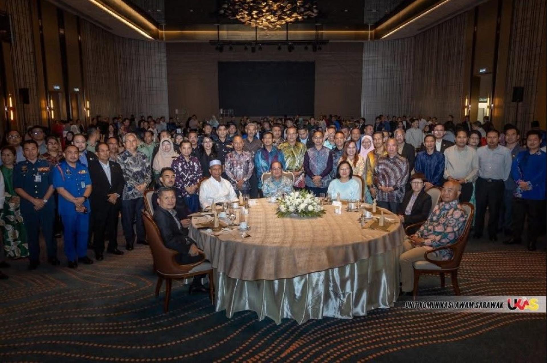 道格拉斯（坐中）与出席活动的人员合影。