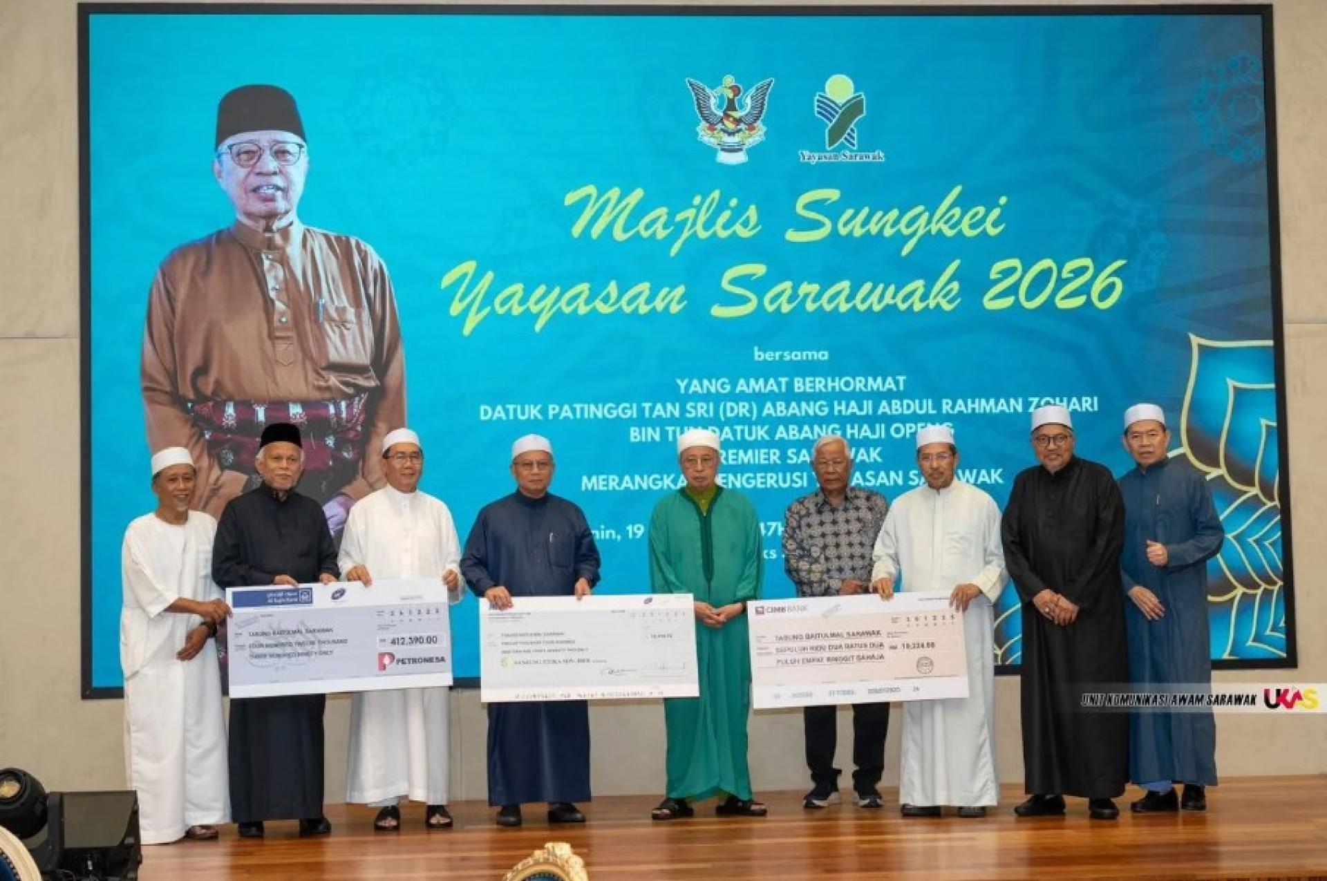 阿邦佐哈里（中）见证砂拉越基金会三家子公司向TBS呈交企业天课捐款仪式。