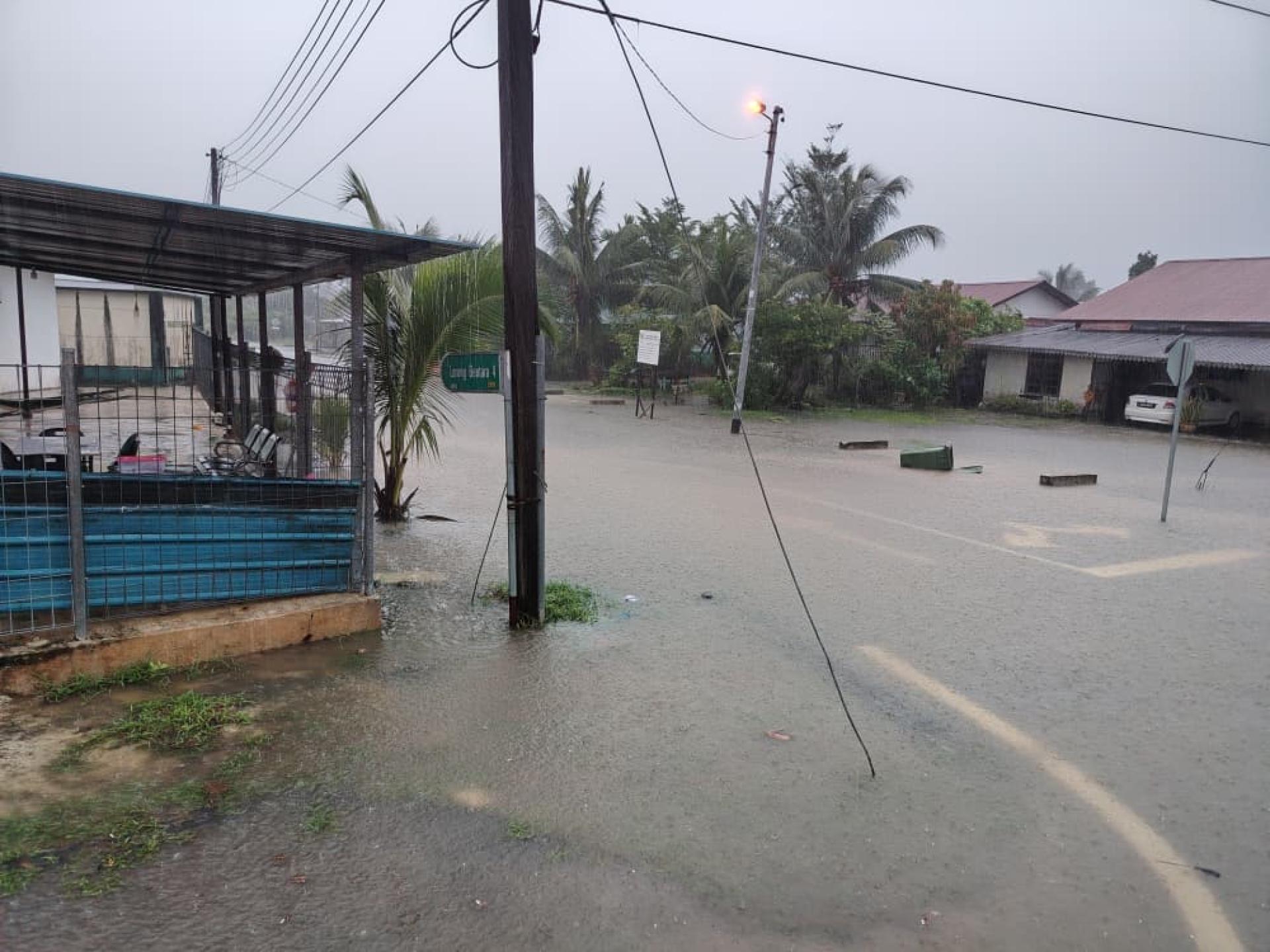 一些甘榜区的路面淹水情况。