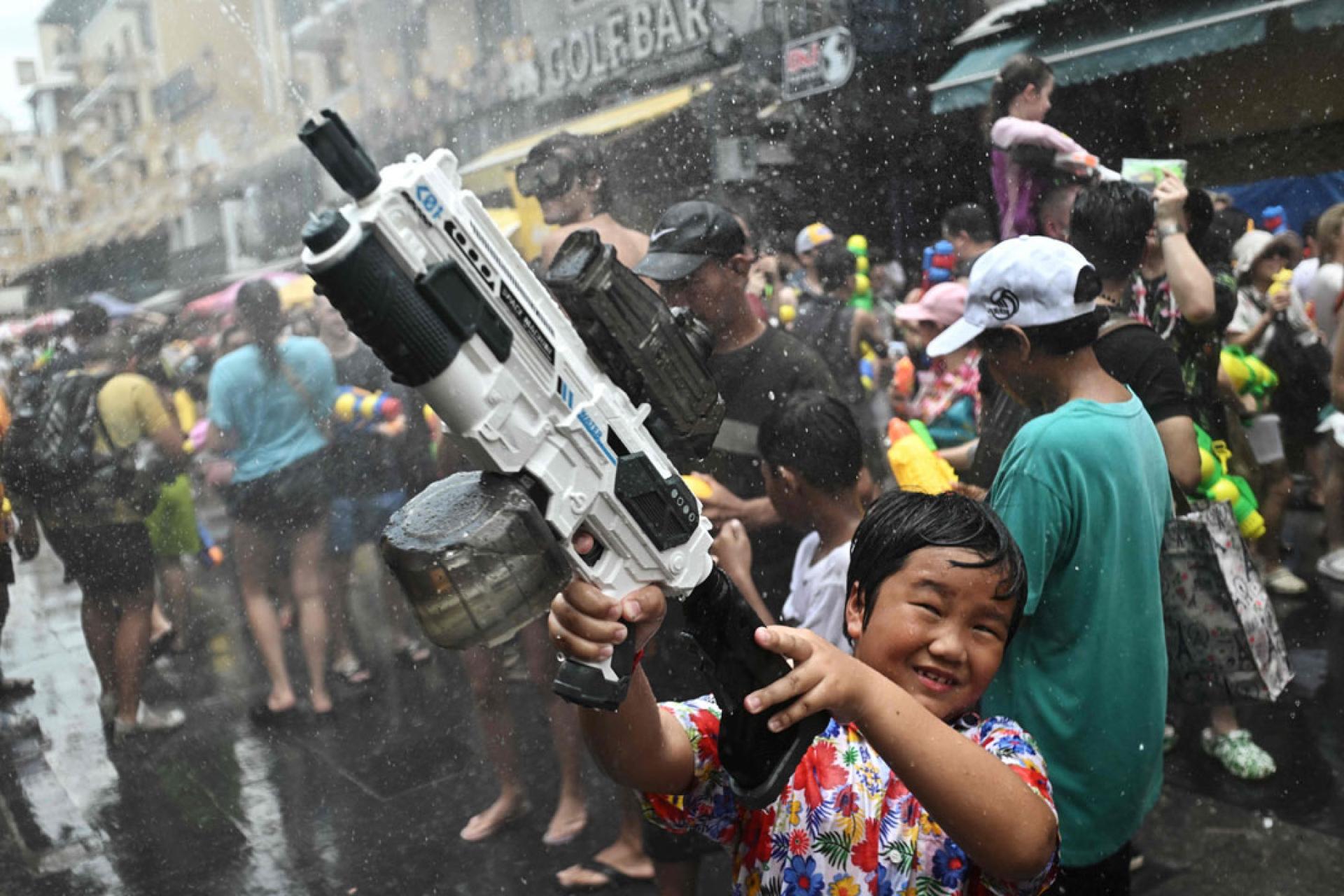 泰國潑水節活動日期為4月13日至15日。