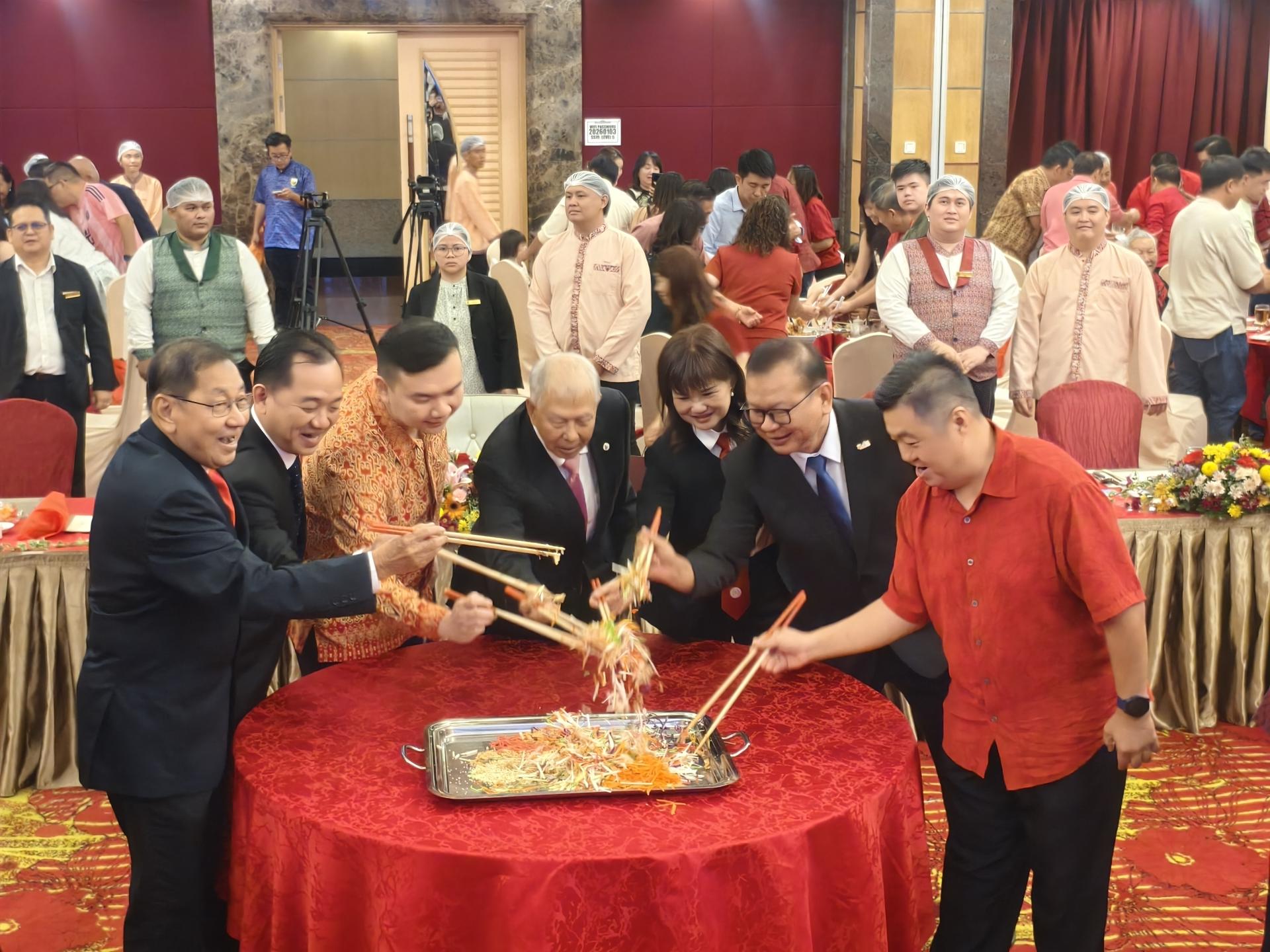 捞生仪式。左起为砂章泉社团联合会总会长林贤德，丙午年“金馬迎春，情系诏安”新春团拜晚宴筹备会主席杨洪林，联邦旅游，艺术及文化部副部长兼美里国会议员赵俊文律师，主宾拿督阿玛沈桂贤的代表砂旅游副部长拿督陈超耀，会长林美英，砂拉越交通部长兼史纳汀区州议员拿督斯里李景胜代表美里市议员沈清忠以及美里市市长兼埔奕区州议员俞小珊的代表黄祥文。