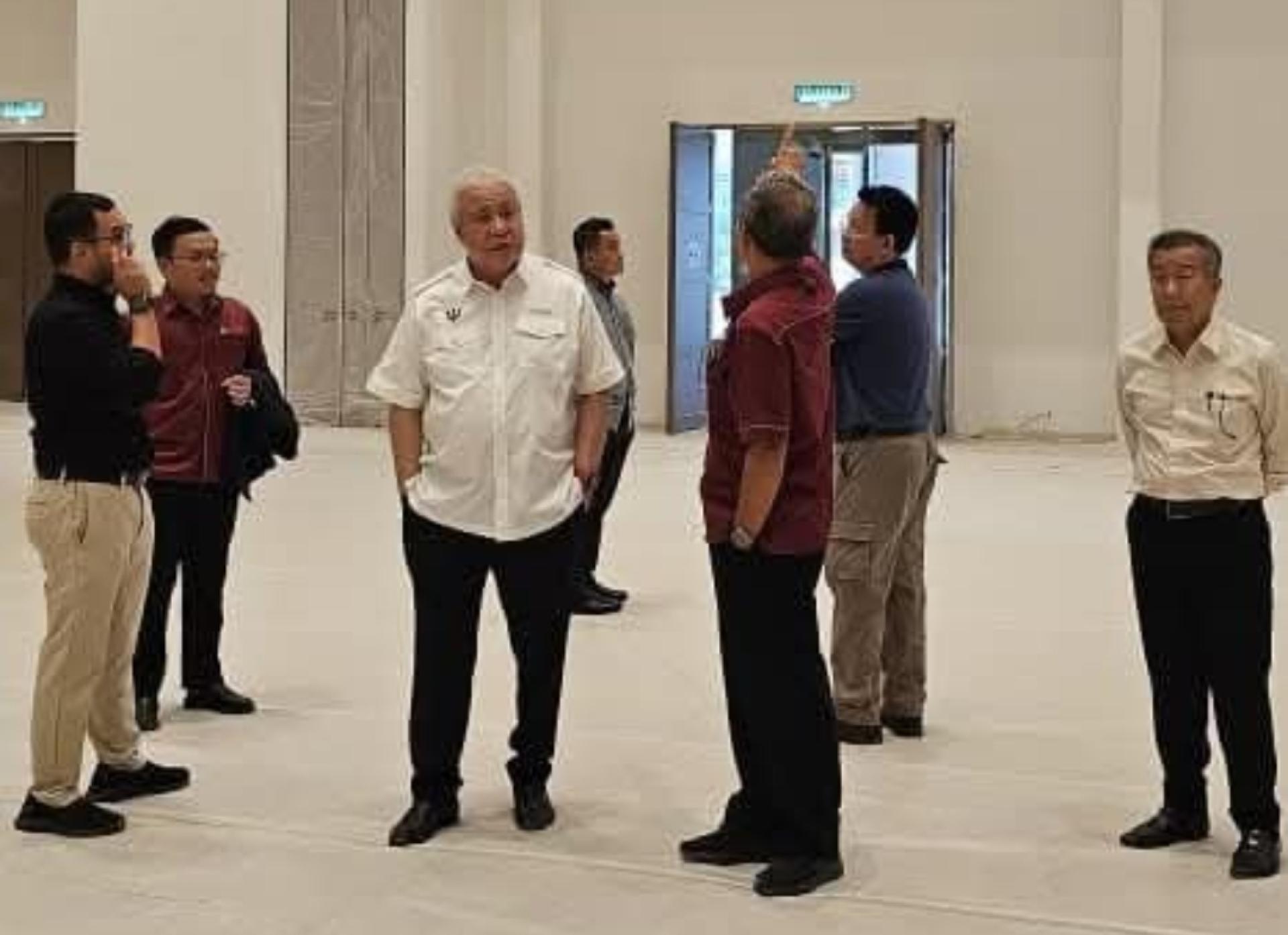 砂副总理拿督阿玛阿旺登雅（左3）视察马来大夏工程进度。