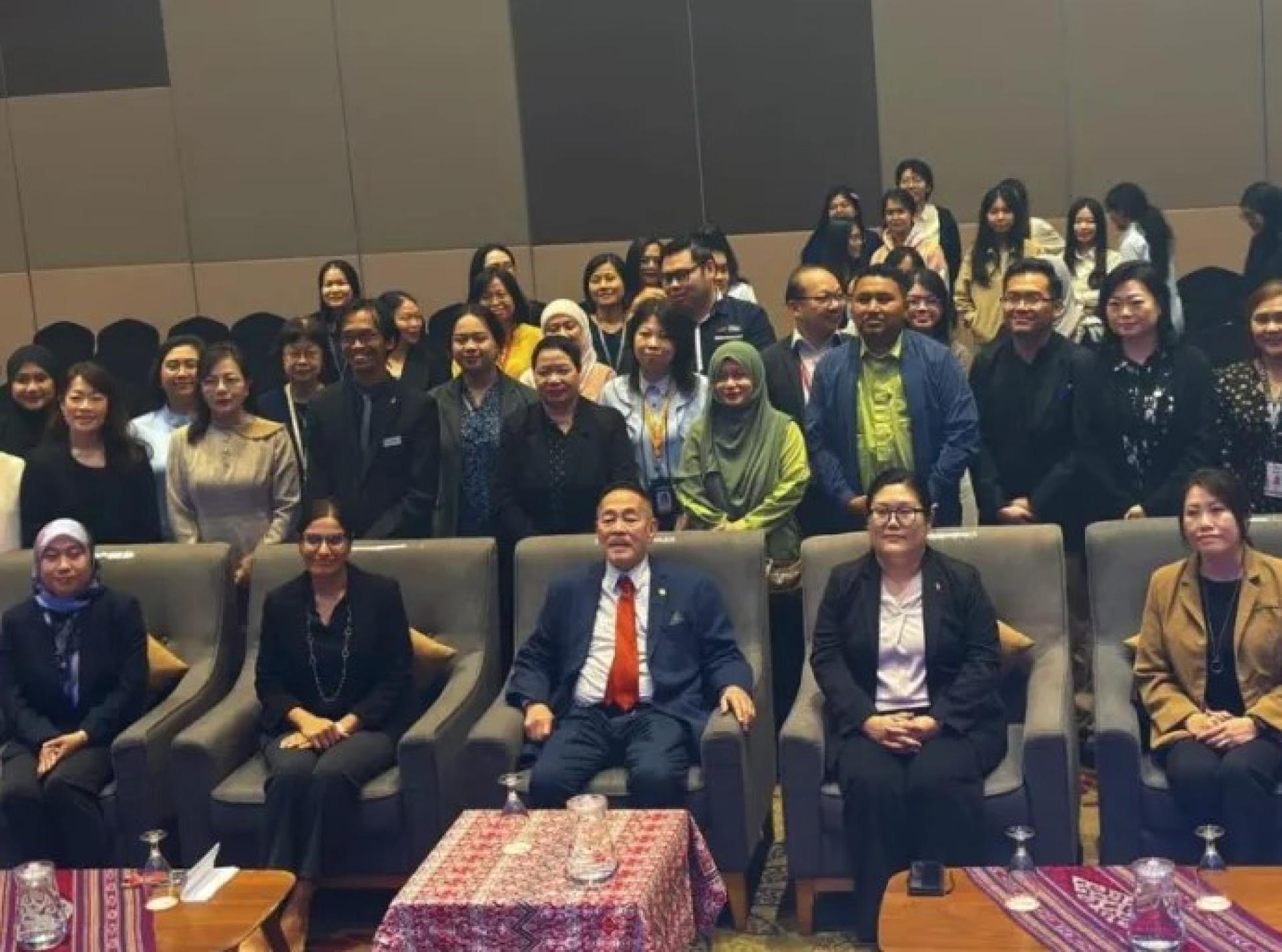 沙加（中）于3月10日在古晋一酒店主持“预科及继续教育中心”及APEL通道启动仪式后合影。