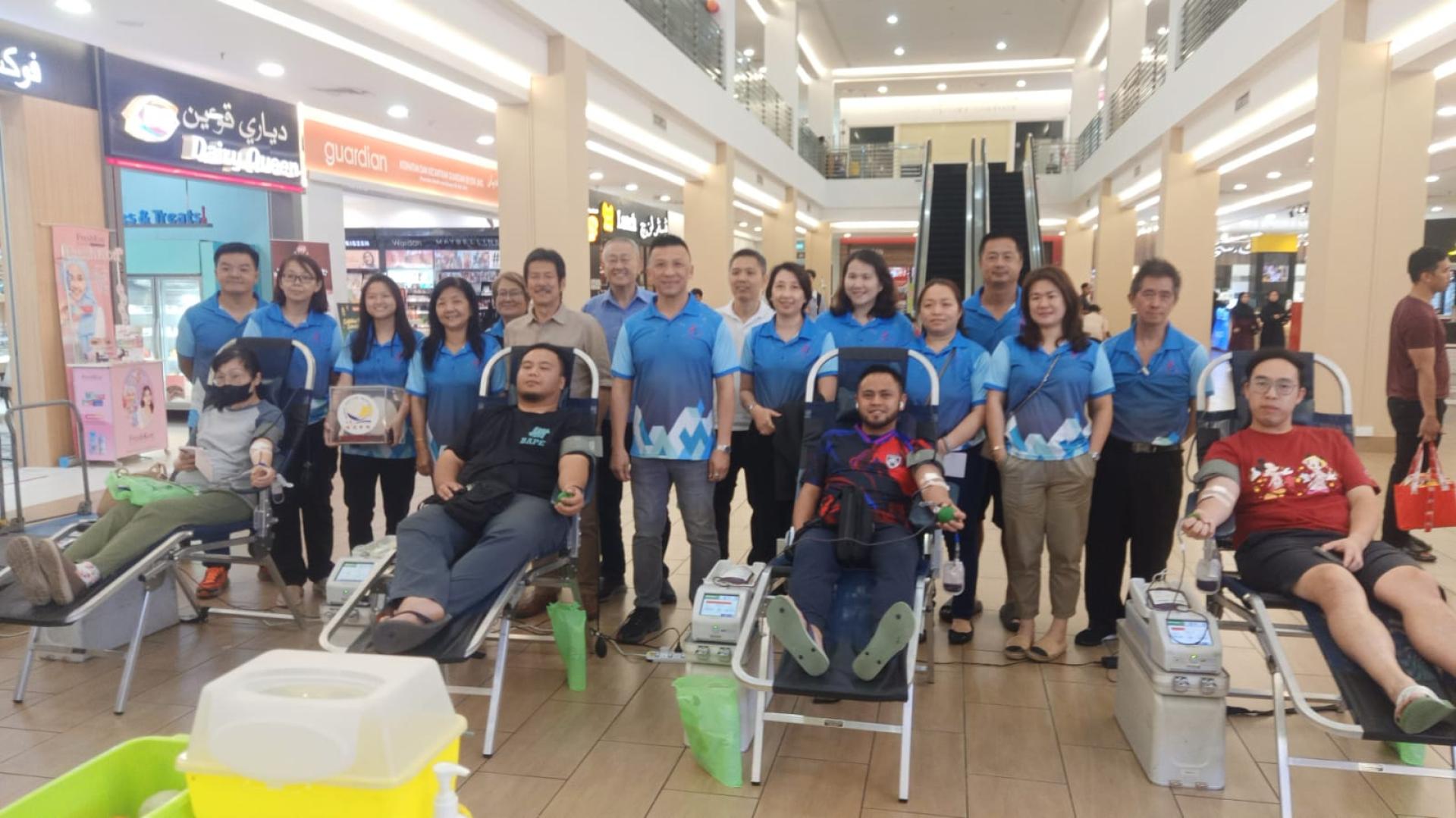 汶莱福建会馆副主席方金星，青年团团长蔡信喆及青年团执委在会场合影