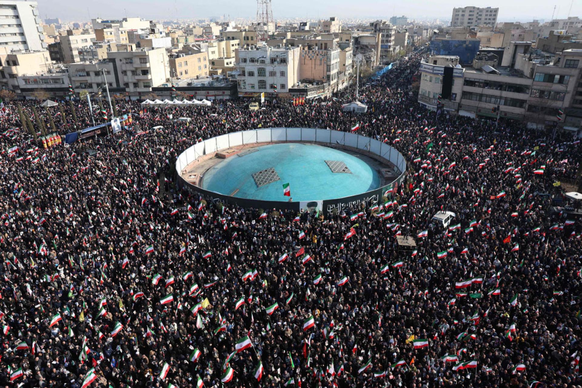 民众在德黑兰革命广场举行集会，支持新任最高领袖。