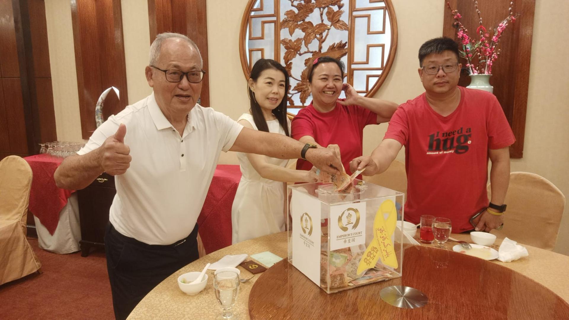 部份用餐者特别在埍款箱捐款