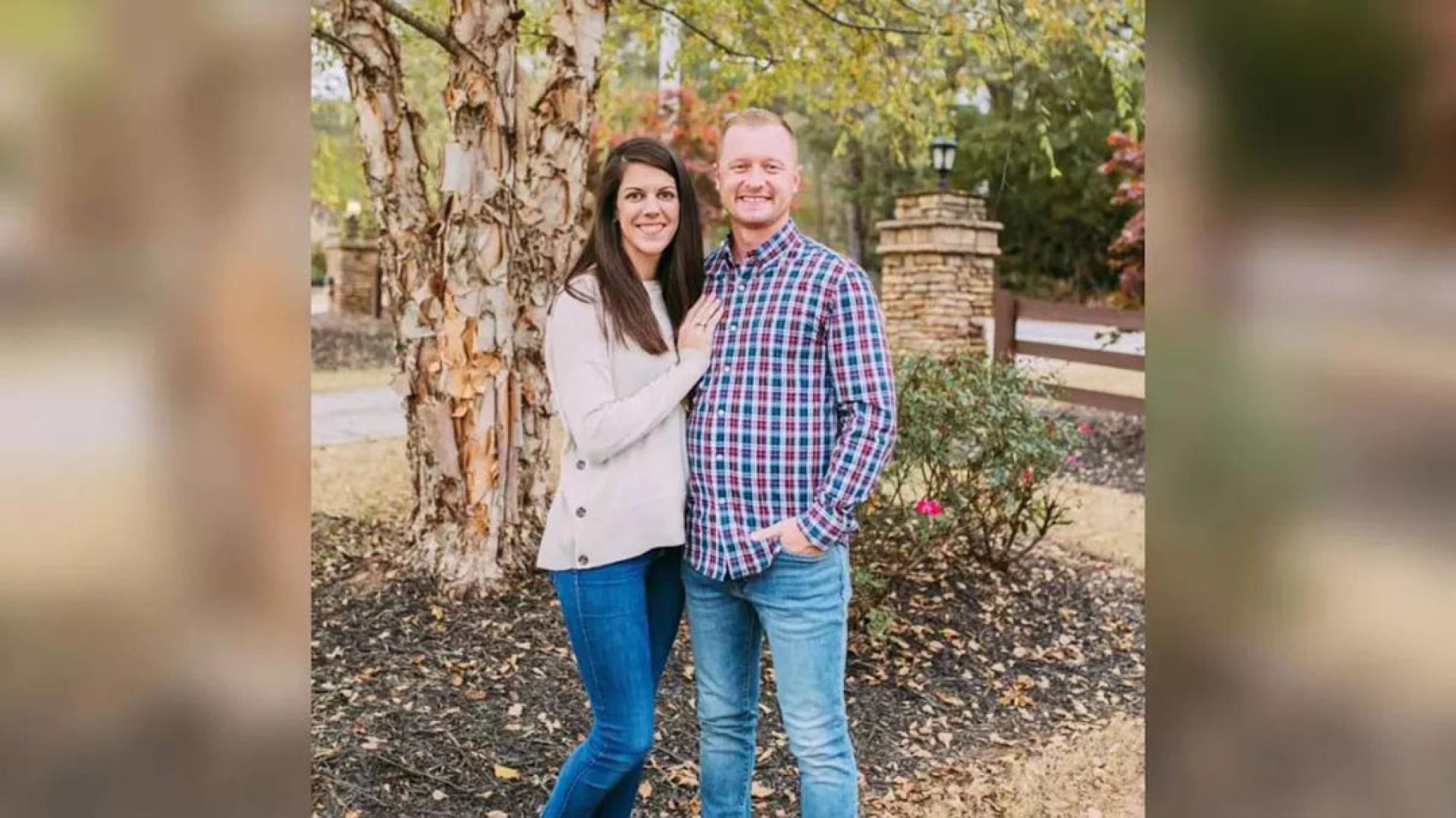 死者妻表示丈夫与涉事学生关系密切，呼吁撤销对所有学生指控。