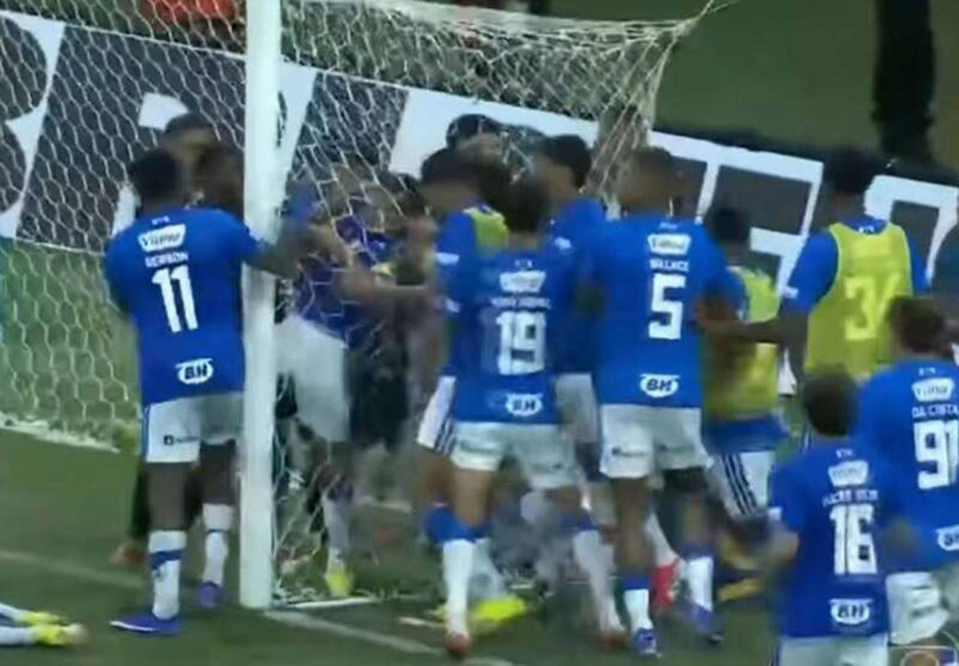 巴西职业足球赛爆发史上最严重斗殴事件。