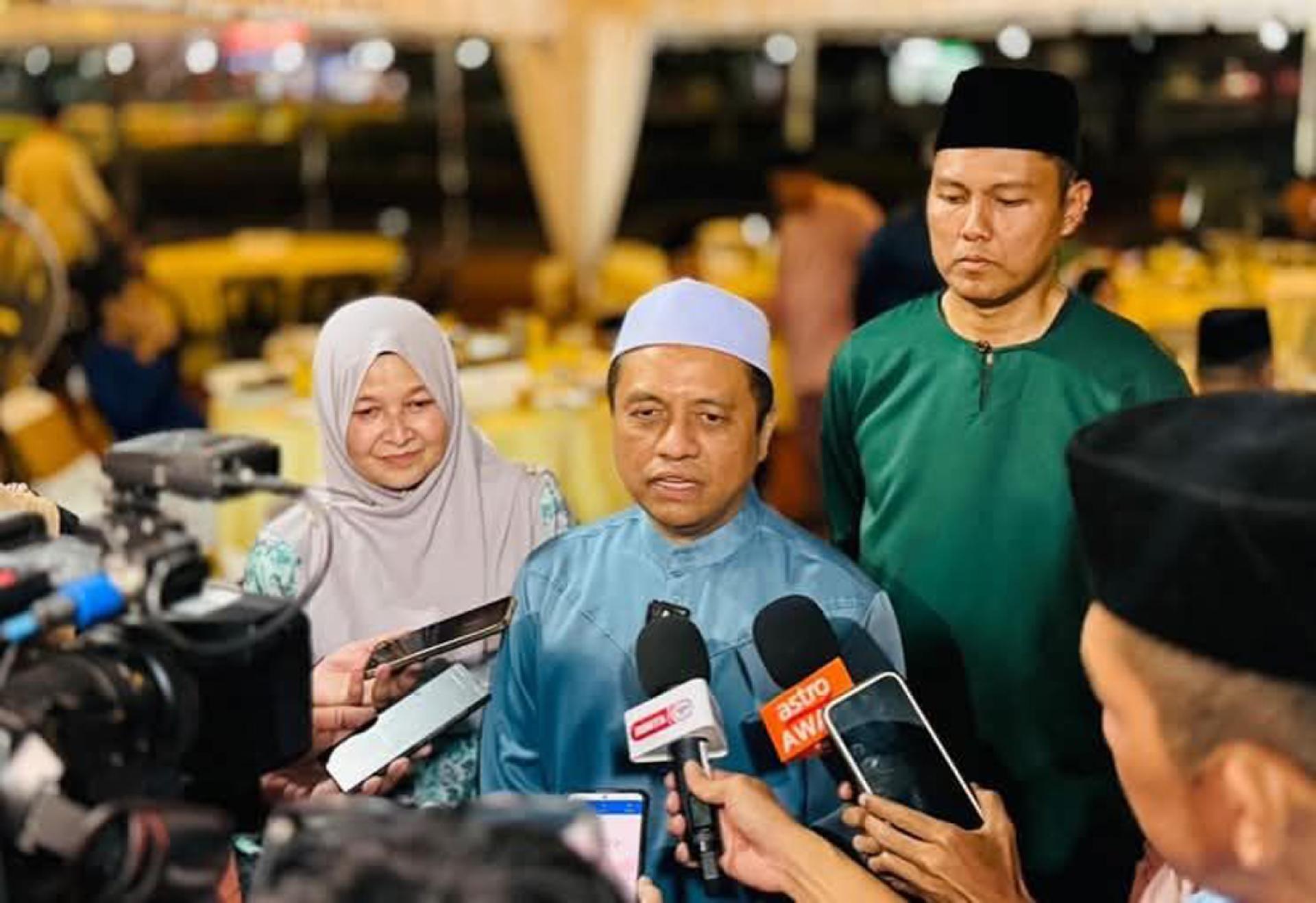 艾迪法德里（中）周一晚出席玻璃市陆路交通局斋戒月交流晚宴后接受媒体访问。左为玻州陆路交通局主任诺莱妮。