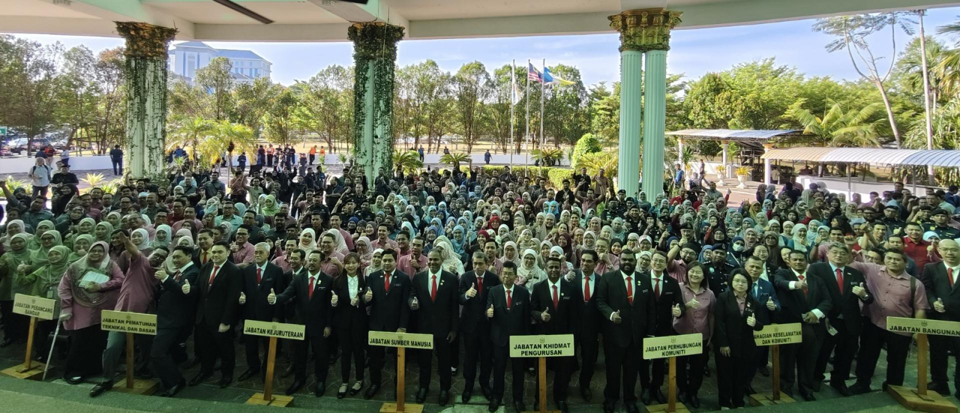 巴德鲁与各部门员工合影。