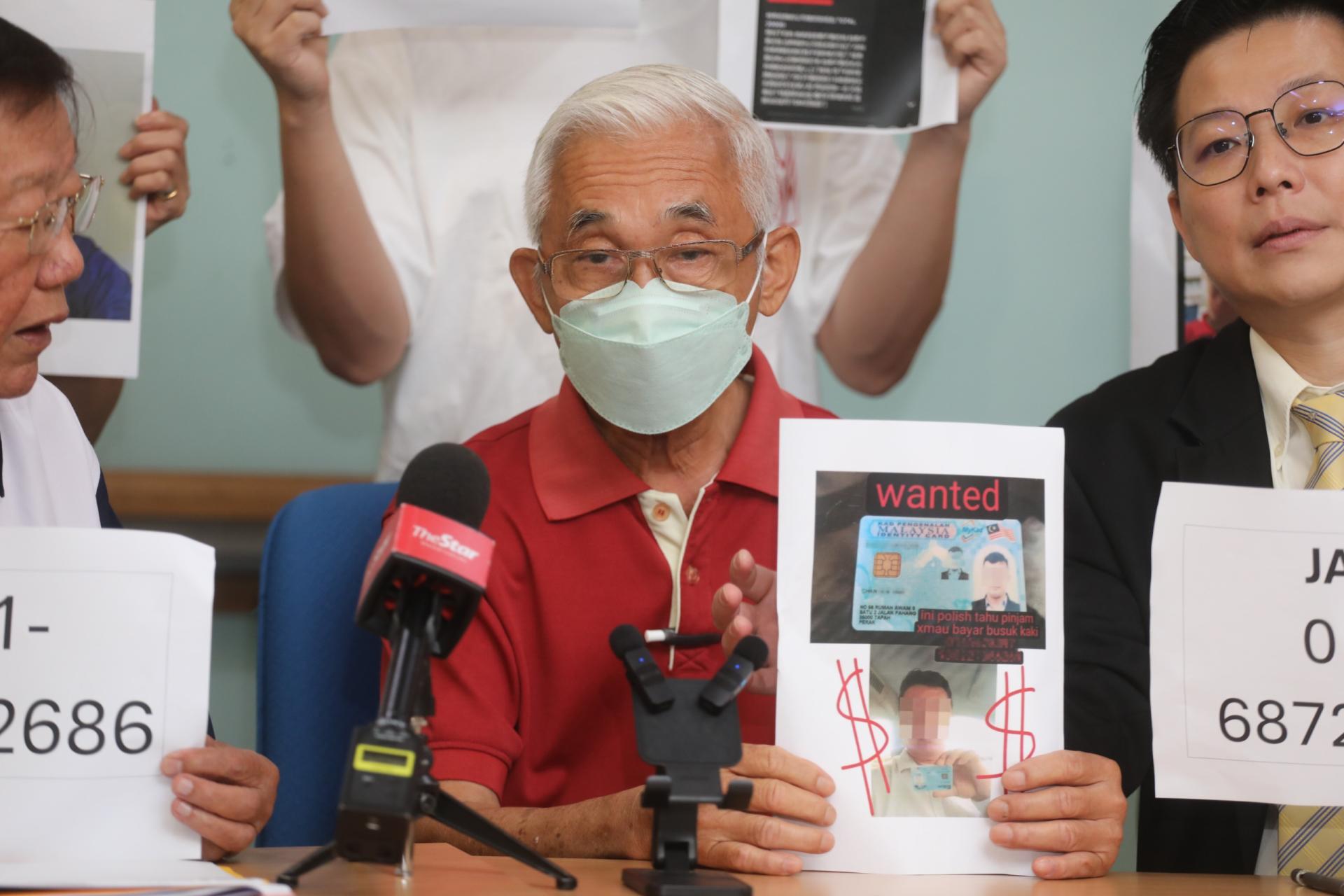 事主在张天赐（左）的陪同下，宣布与儿子脱离关系，右是马华公共服务及投诉局副主任陈凯荣律师。