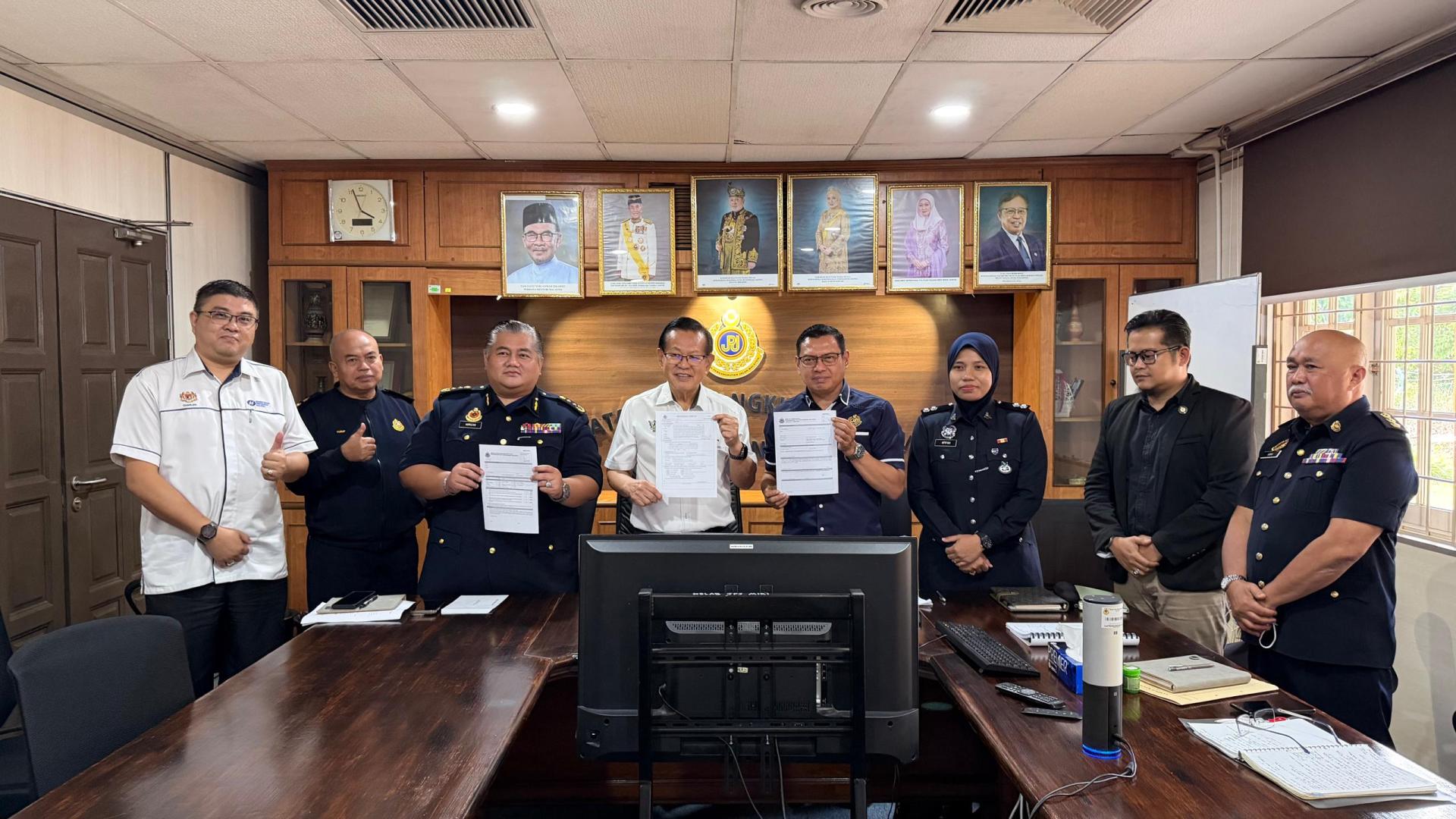 砂交通部长拿督斯里李景胜（昨4）展示准备好的申请表格。左3为砂陆路交通局总监诺里查吉利。