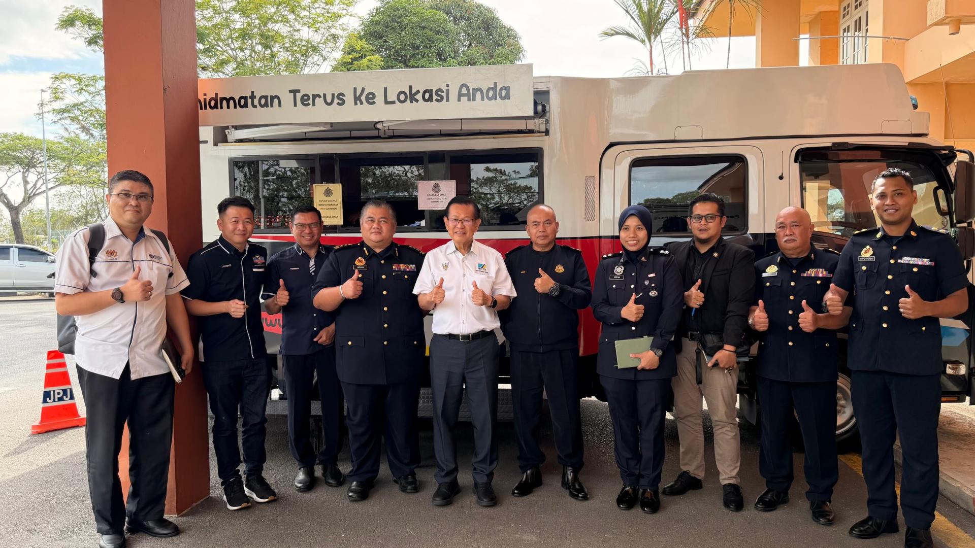 砂交通部长拿督斯里李景胜（左5）对陆路交通局流动服务卡车表示赞扬。