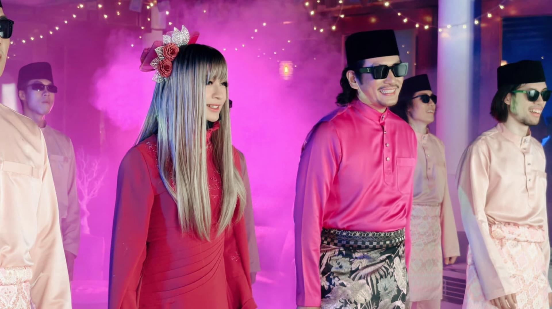 JessC钟洁希(左)与Dato’ AC Mizal在粉丝见面会上呈献演出。