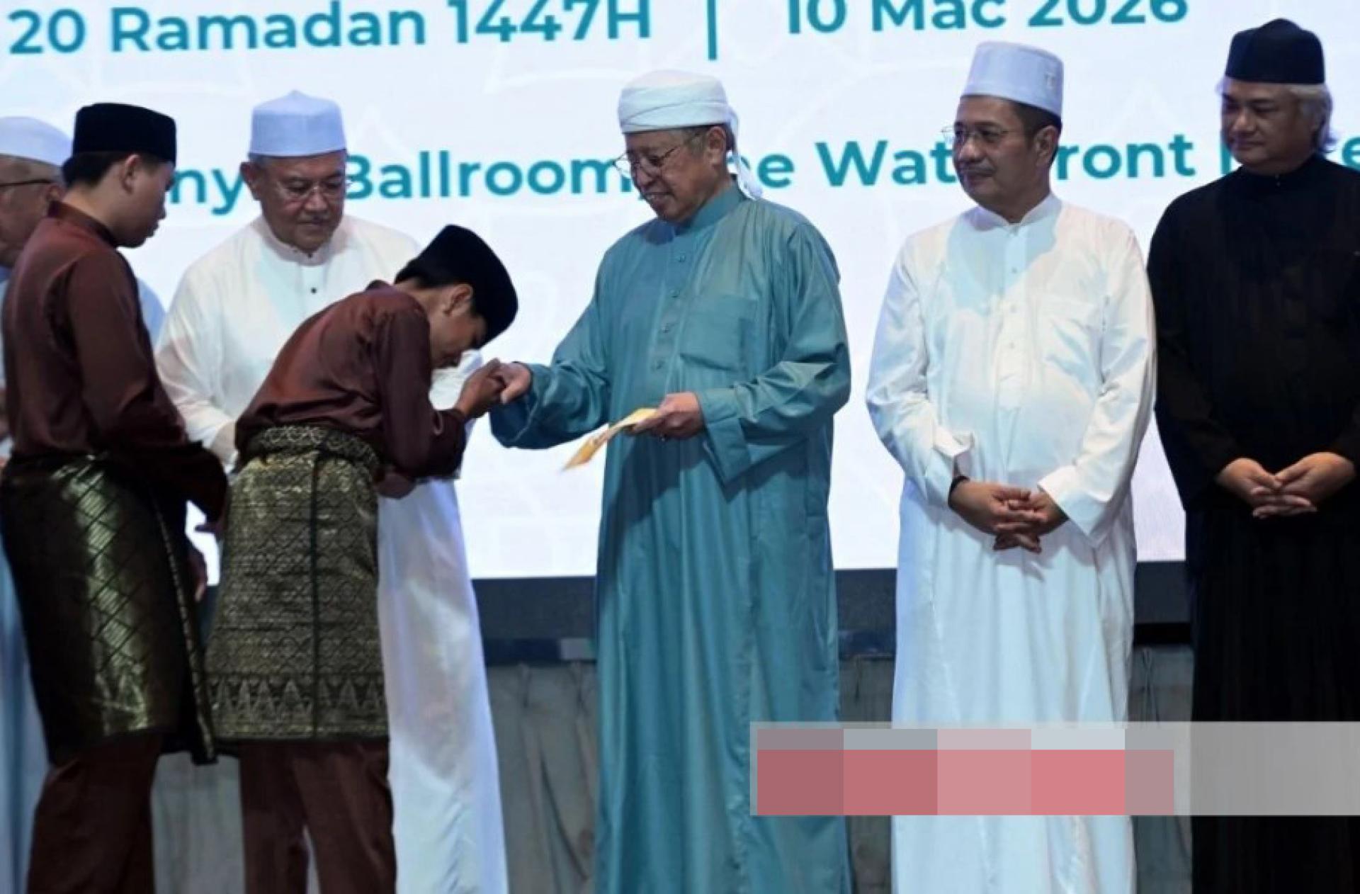 总理阿邦佐哈里主持“与砂拉越总理共进开斋餐”活动。