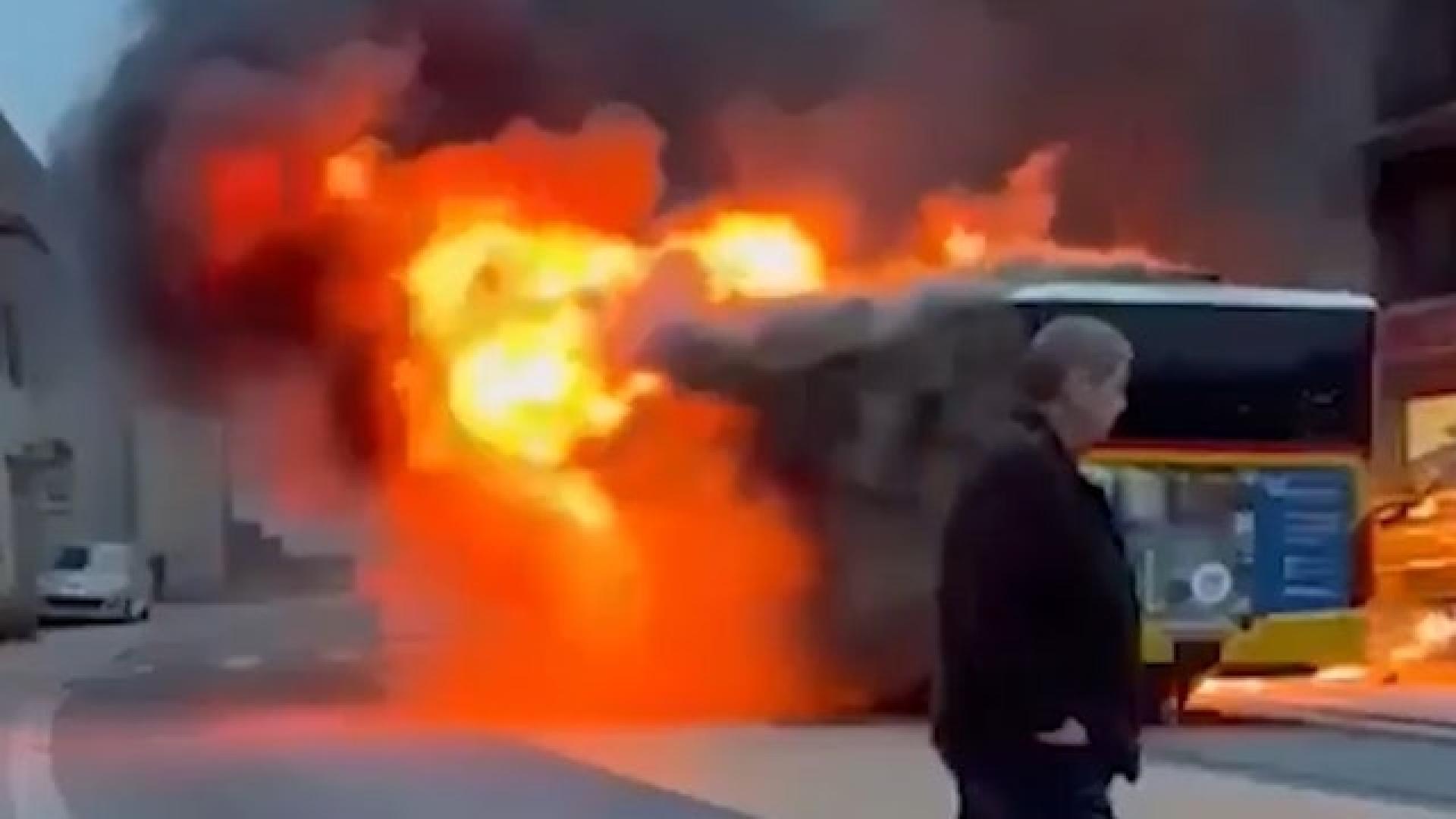 从网上的片段可见，巴士完全被火焰吞噬。