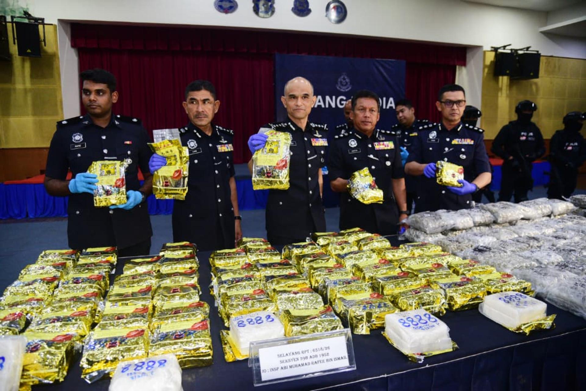 沙兹礼（中）与下属在记者会出示搜到的毒品。