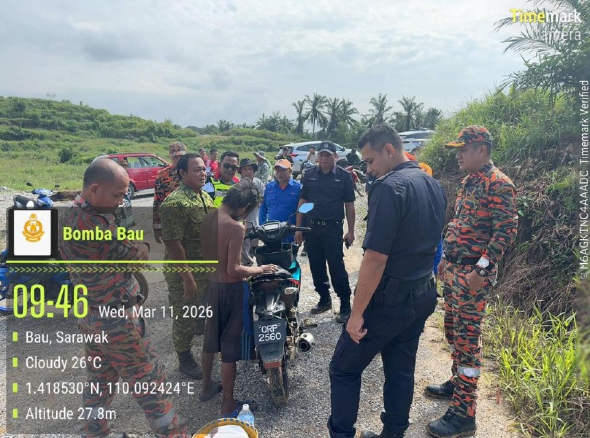 消防人员在Lehem获救后进行检查。