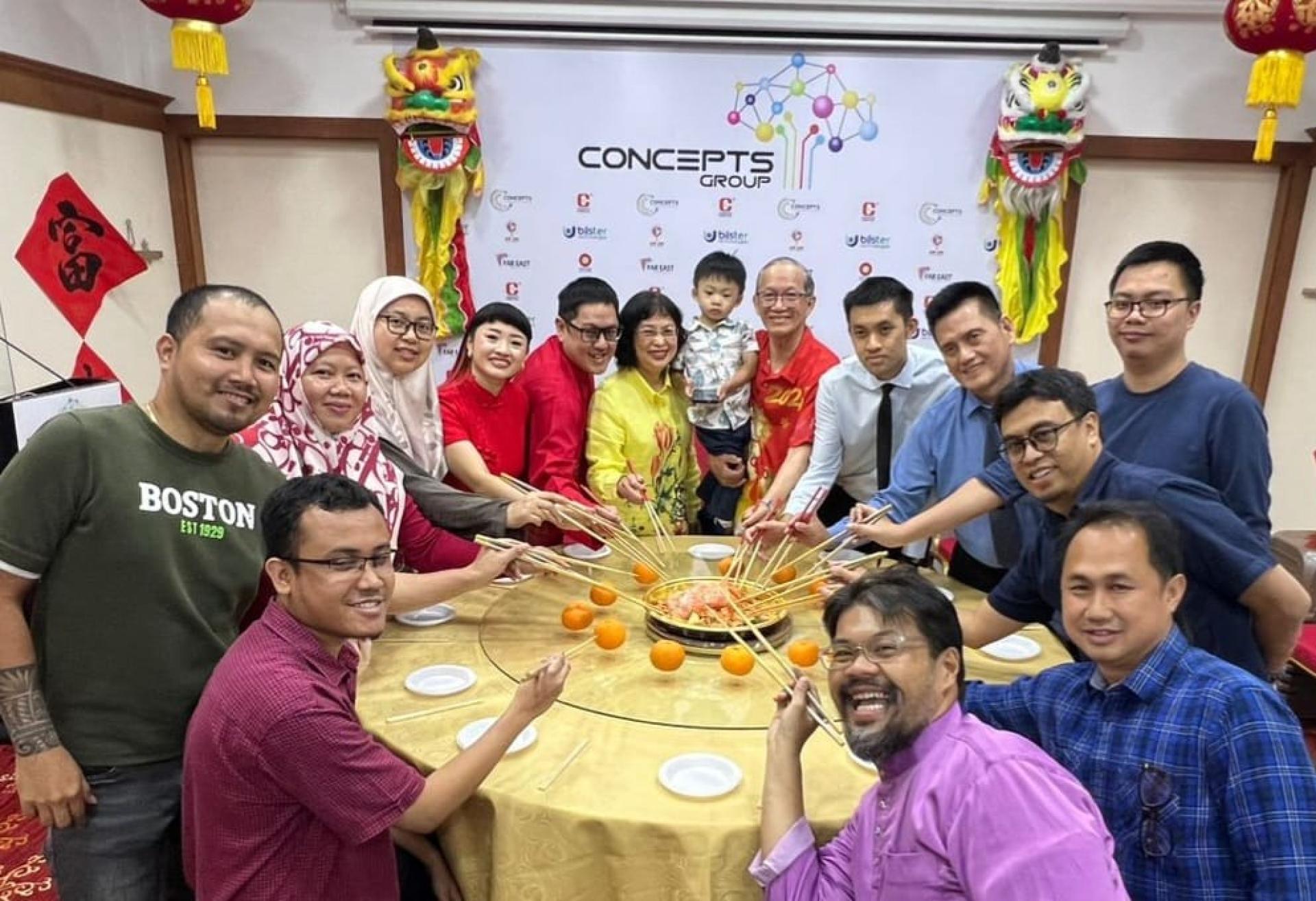 高级职员与观念集团总经理包平生家人一起捞生。