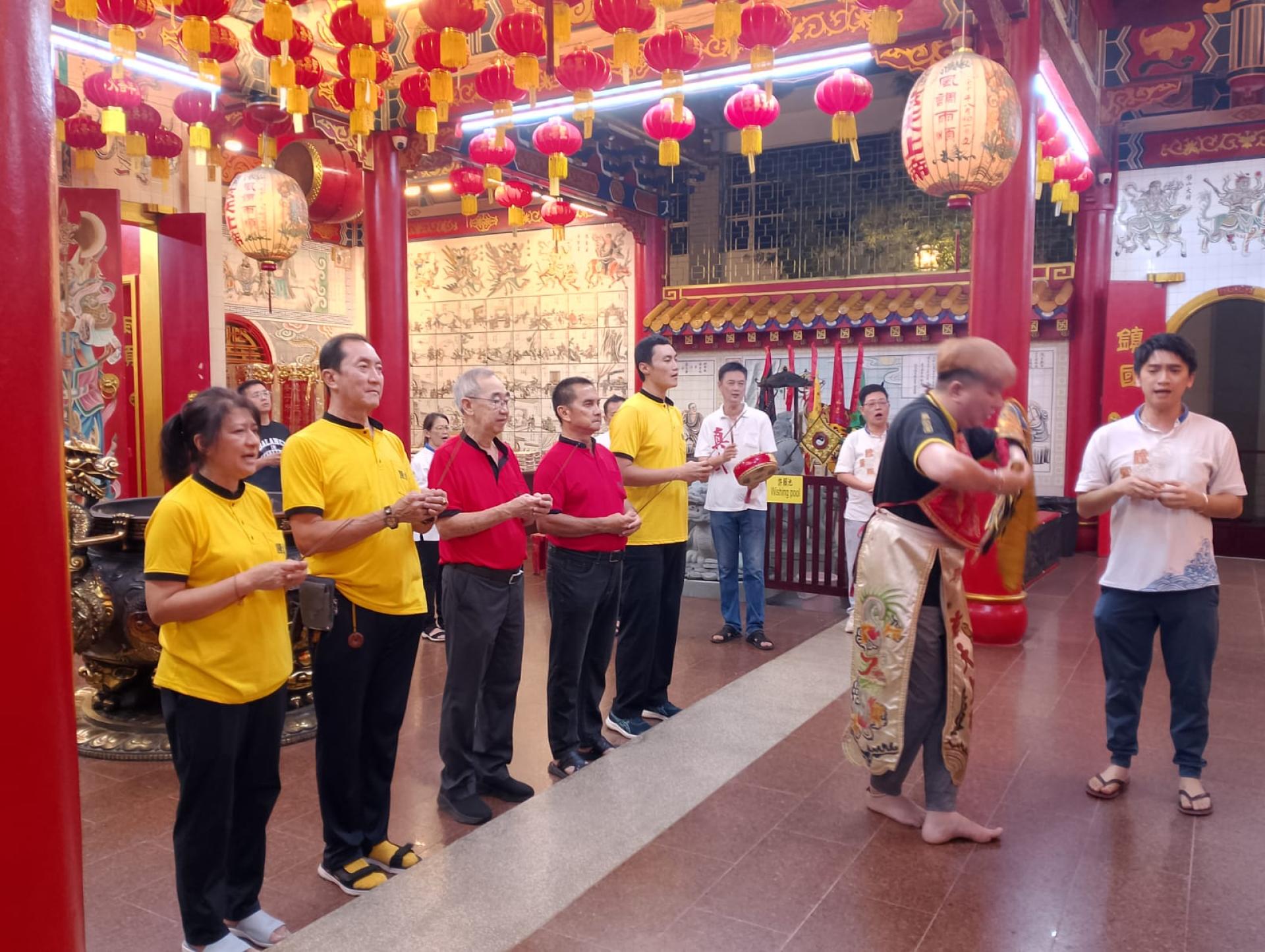 汶莱腾云殿署理董事长程永明与该殿董事拜祭