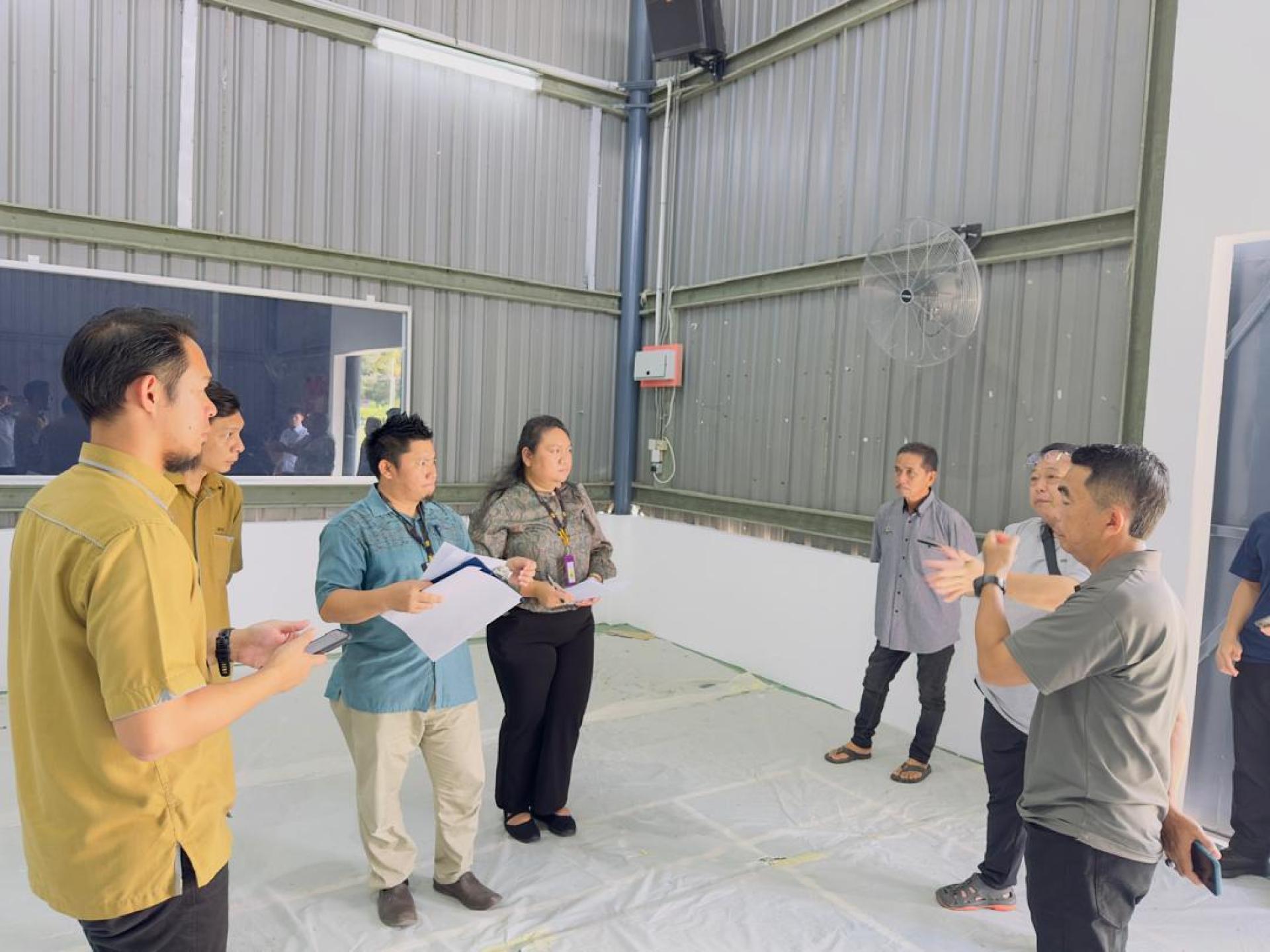 秘书祖海达苏博与雷蒙代表赵俊文了解工程进展。