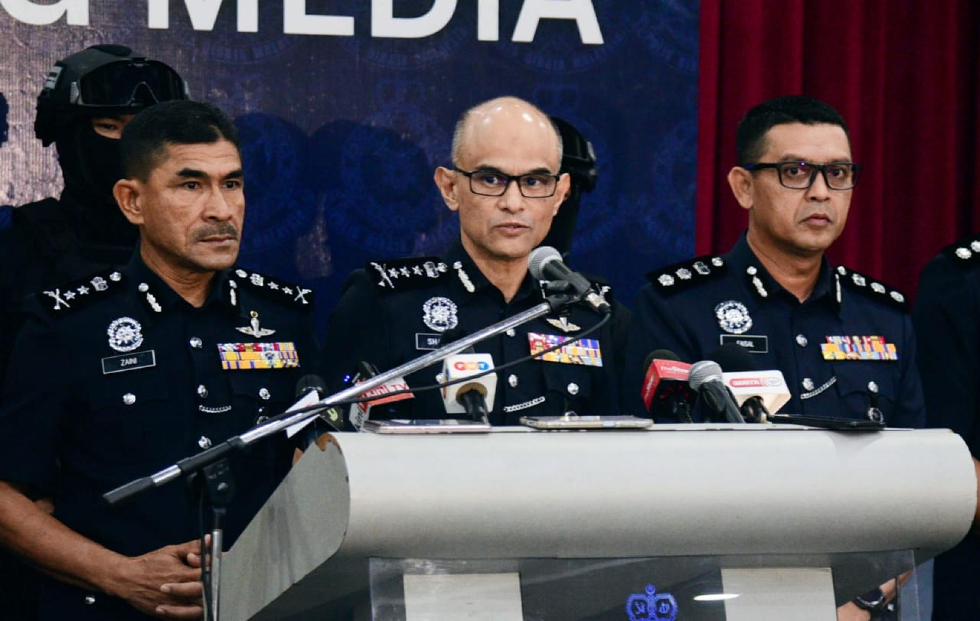 沙兹礼（中）回应警察涉及劫案的课题。