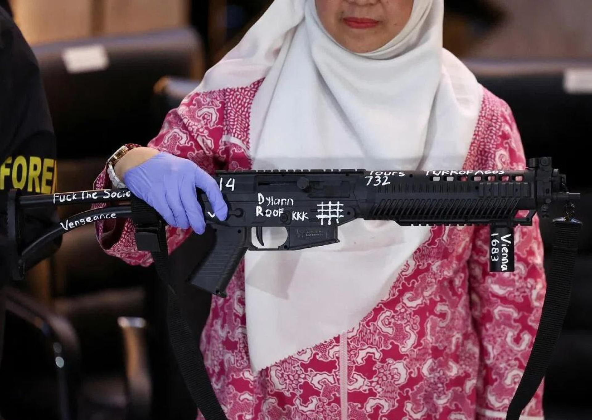 雅加达北区椰风新城国立72高中一名17岁高中生受到2019年纽西兰克赖斯特彻奇清真寺枪击案凶手的影响，去年11月在校园制造爆炸案，他的一把玩具枪上刻有“欢迎来到地狱”的字眼。