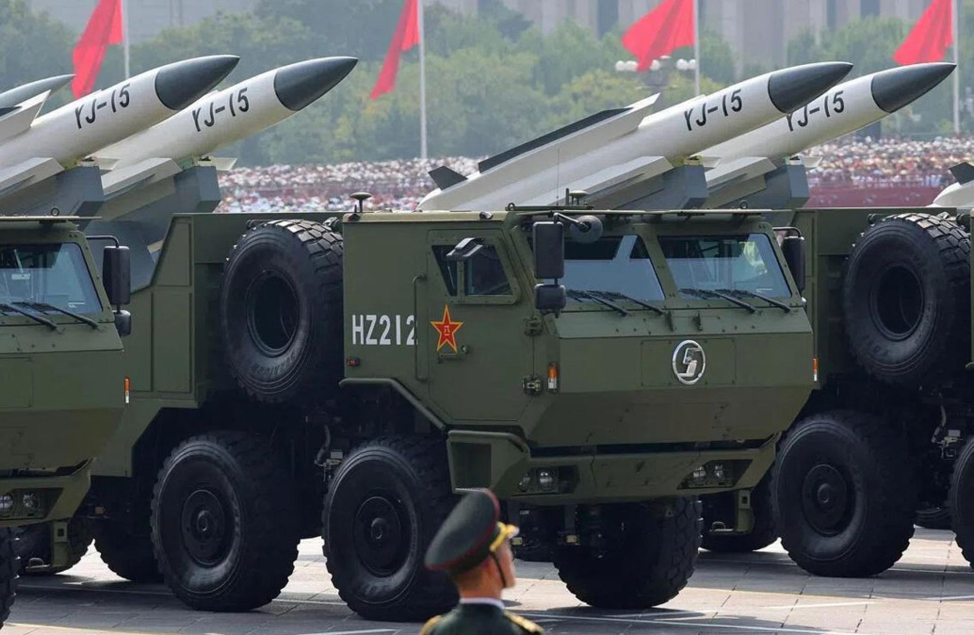 图为中国在2025年9月3日举行的九三阅兵上展示鹰击-15高超音速反舰导弹。